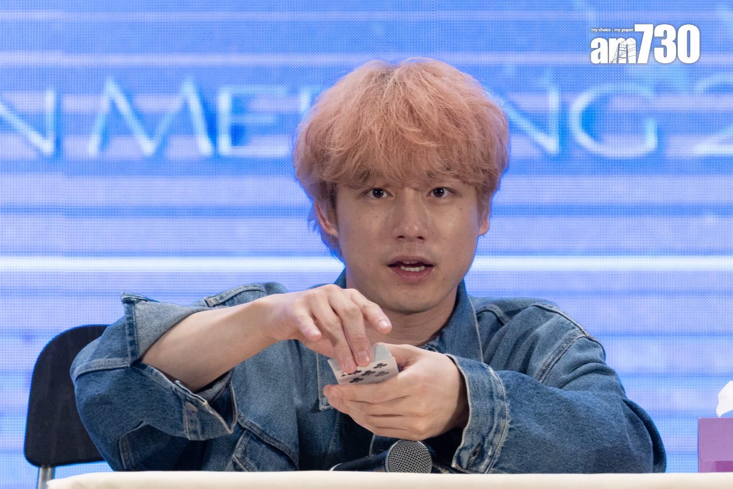 坂口健太郎用啤牌表演小魔術。(蘇文傑攝)