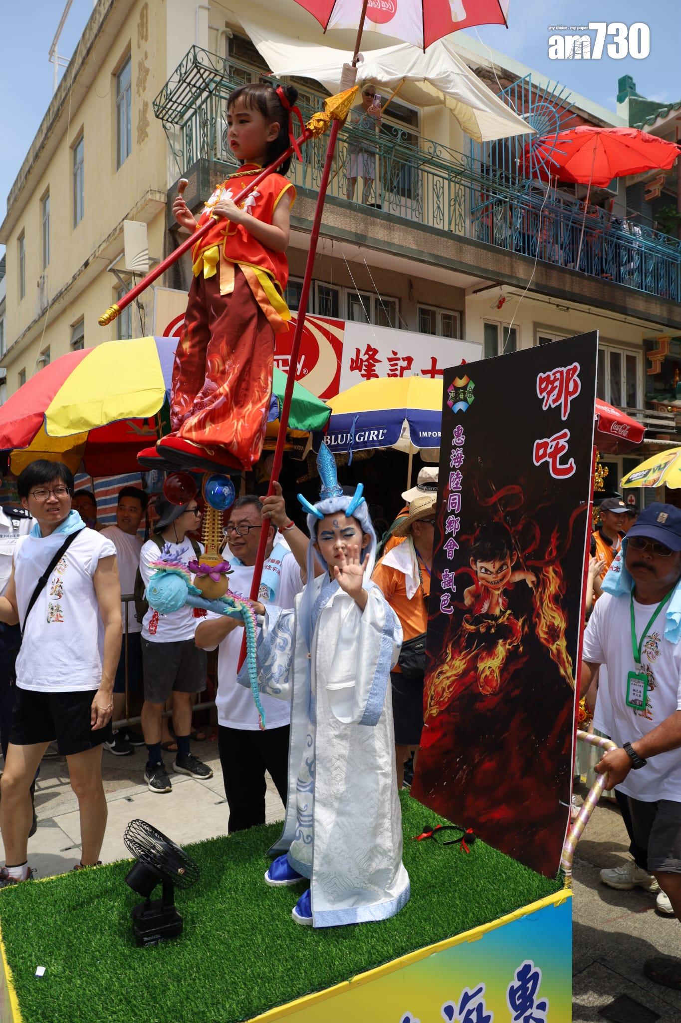 飄色巡遊開始。(鍾式明攝)