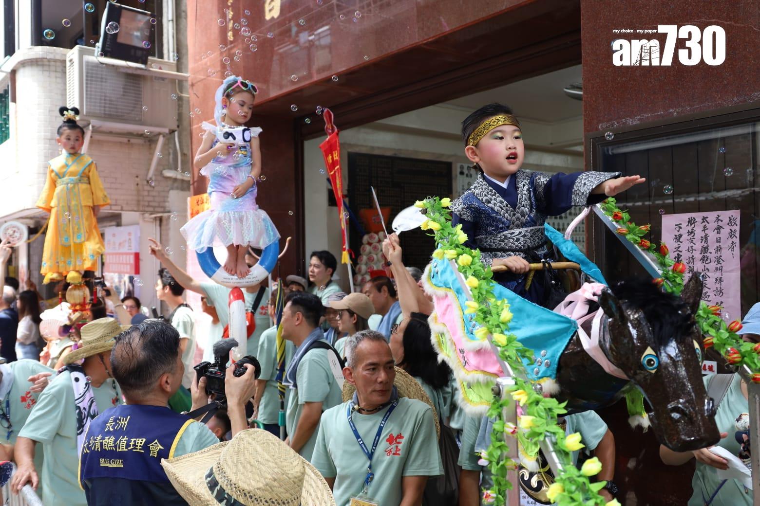 飄色巡遊開始。(鍾式明攝)