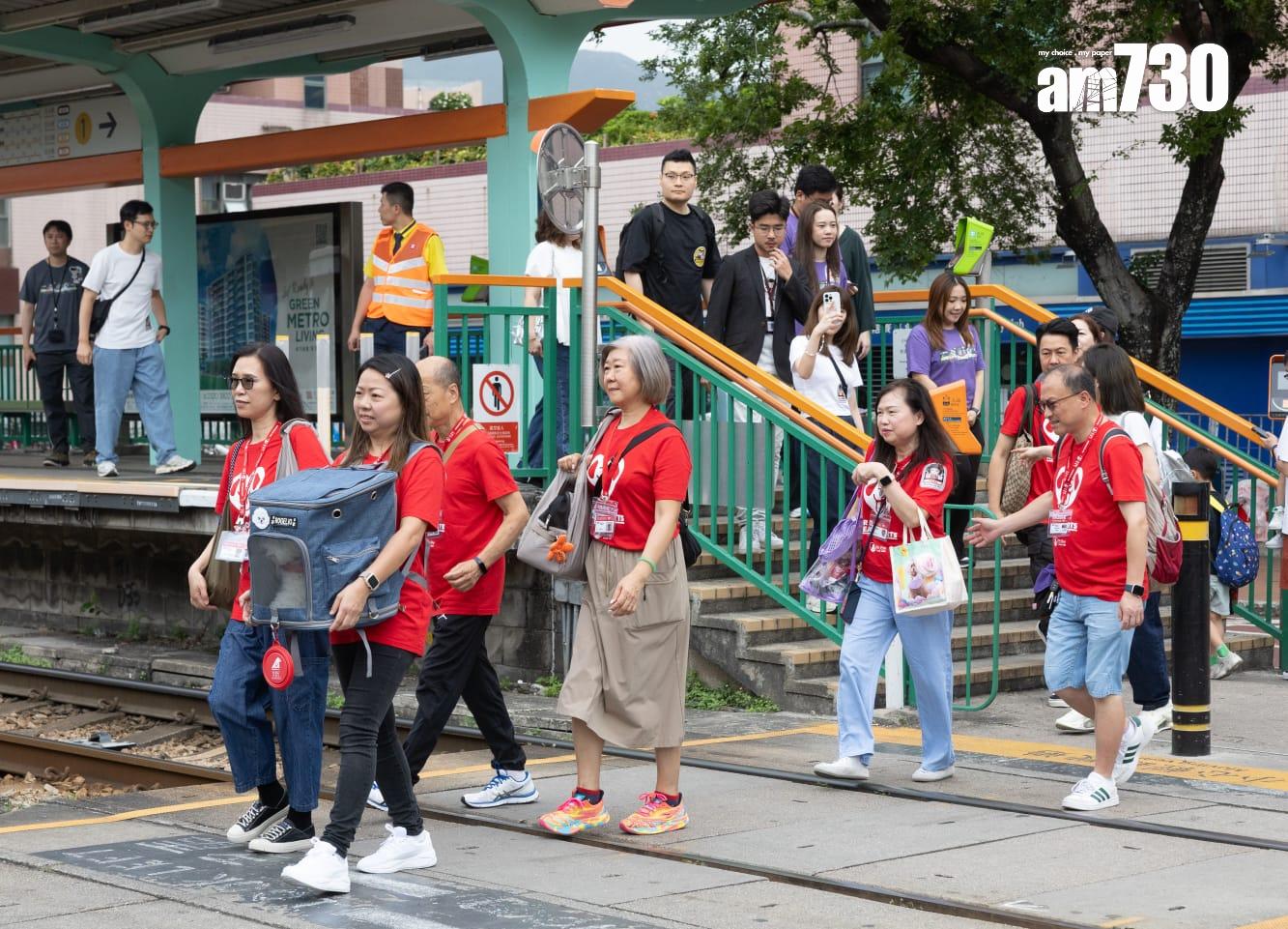 輕鐵今日起試行為期兩個月的「貓狗同行」計劃。(蘇文傑攝)