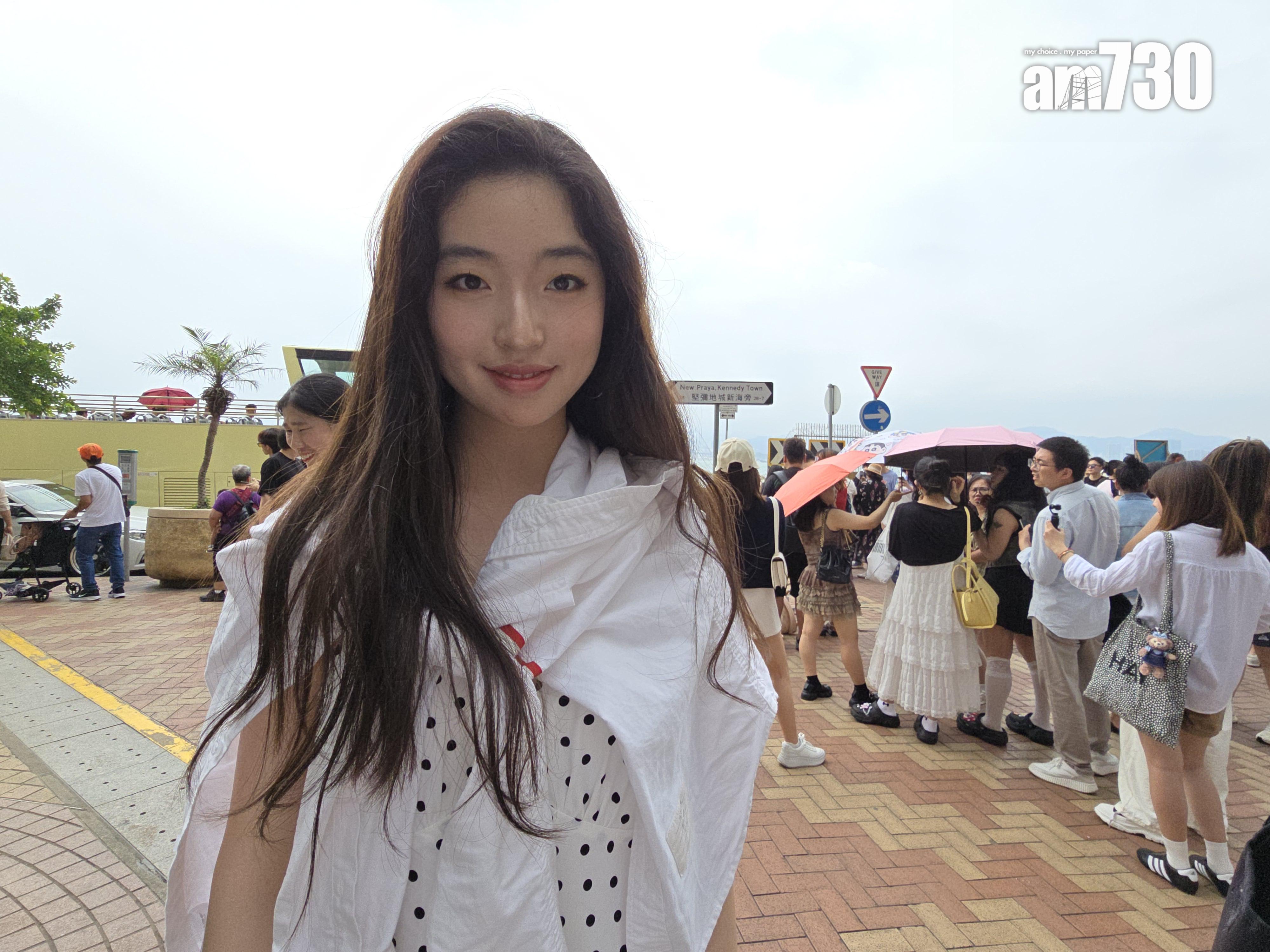 蔡小姐特意來到海旁打卡。 (李朗僑攝)