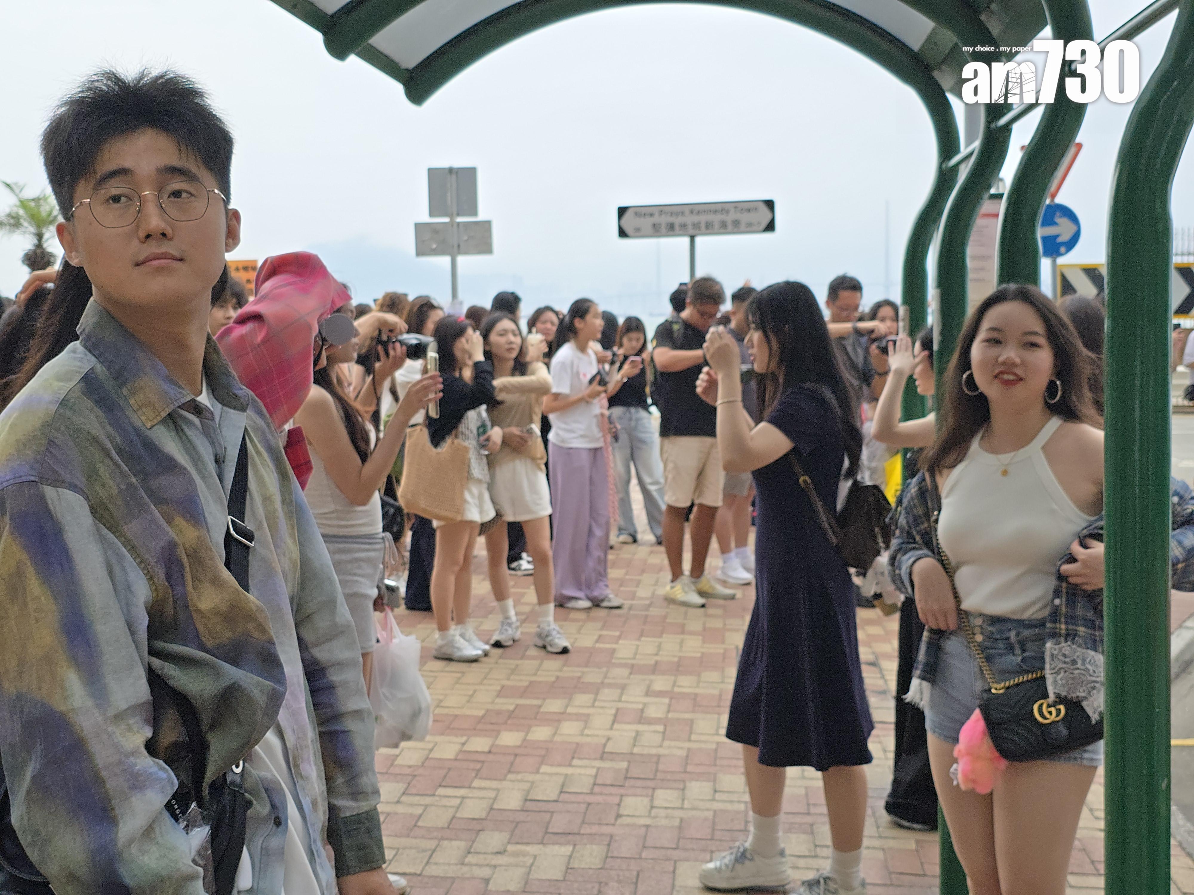 堅尼地城海旁熱潮未過。 (李朗僑攝)