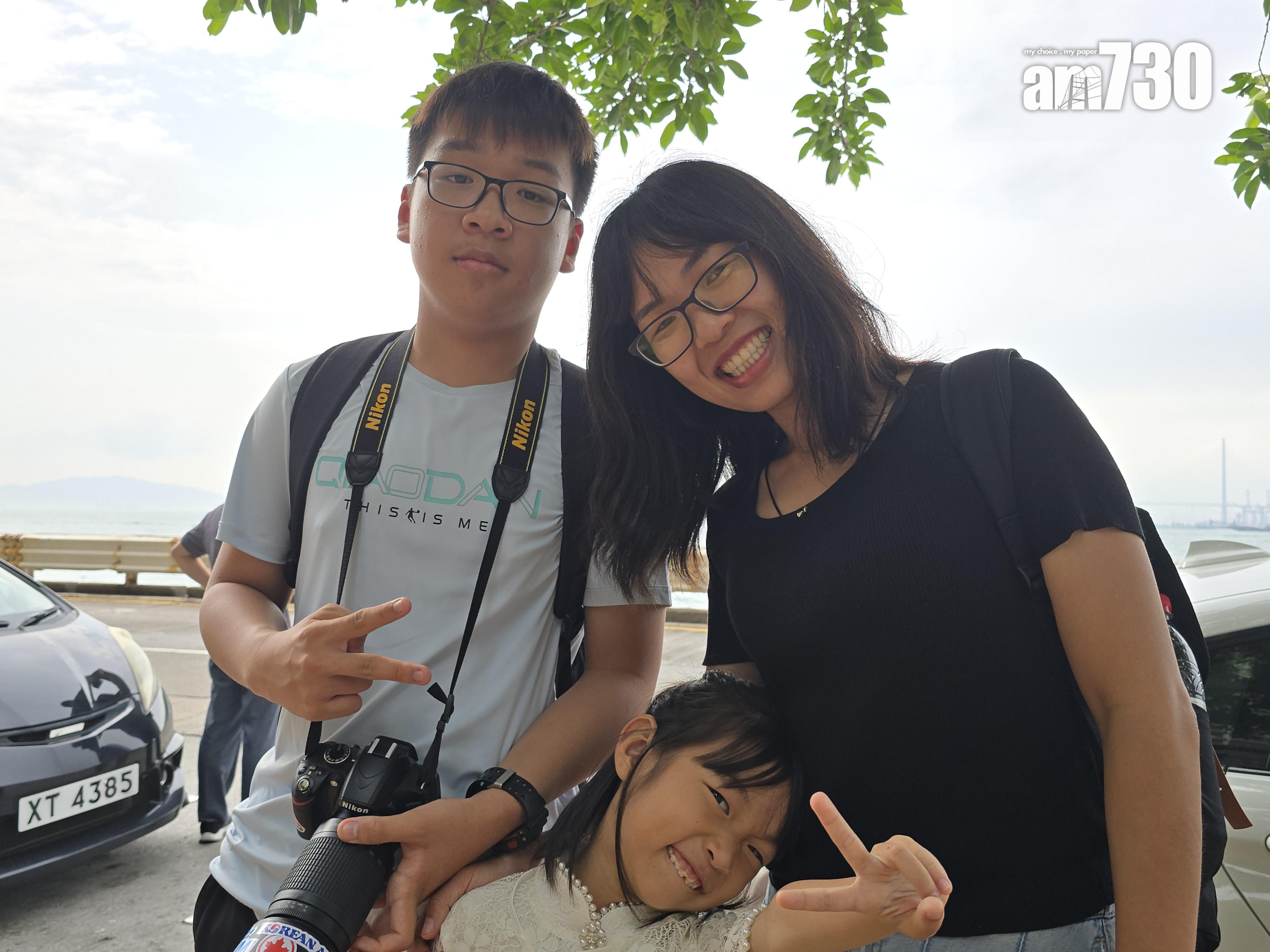 珠海旅客李先生(左)與媽媽、妹妹來港一天。(李朗僑攝)