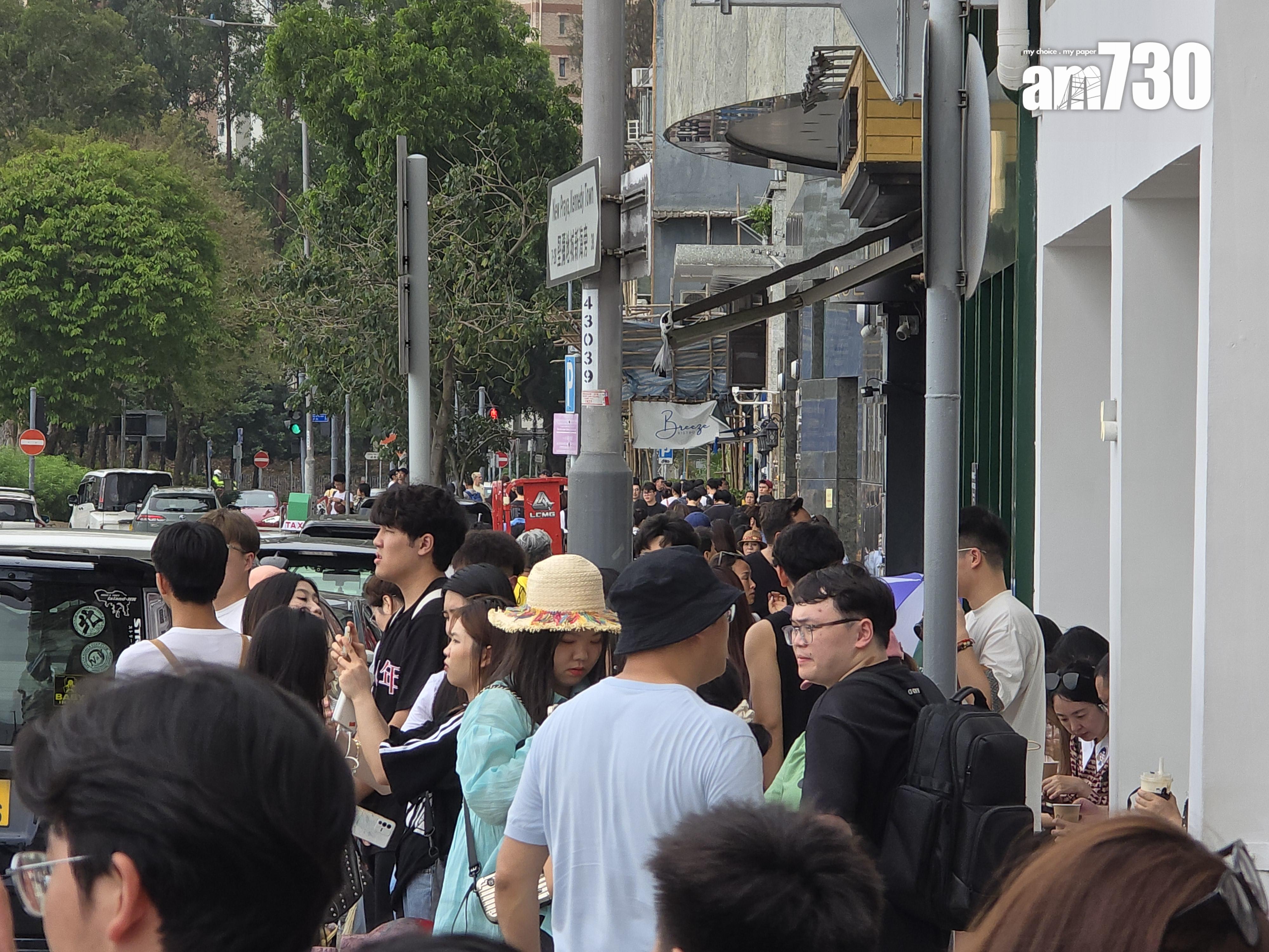 堅尼地城海旁熱潮未過。 (李朗僑攝)