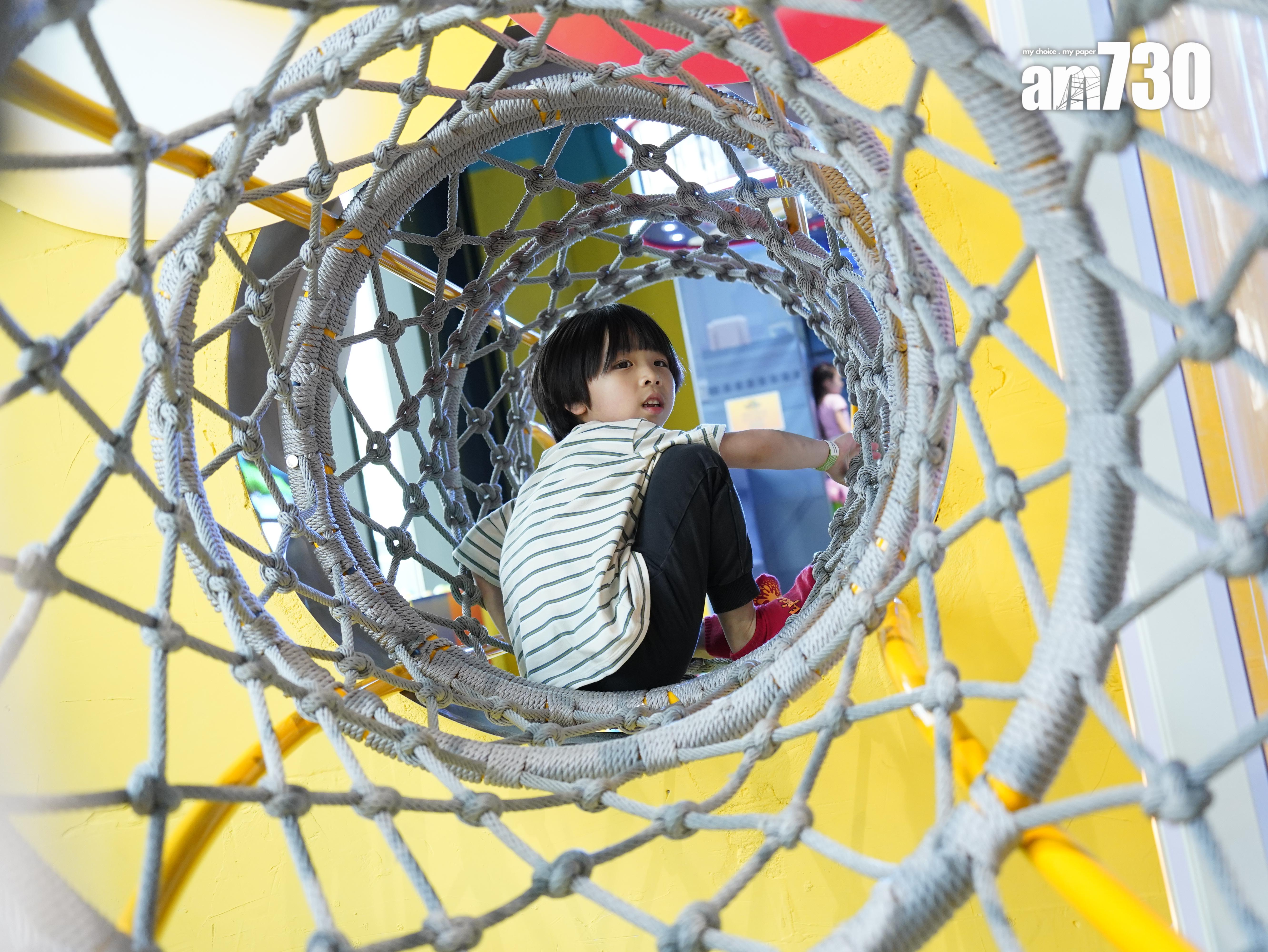 小朋友可使用「隨意洞」,利用牆上的連接兩個遊樂區的攀爬通道立即轉移至新區域。 (歐迪栢攝)