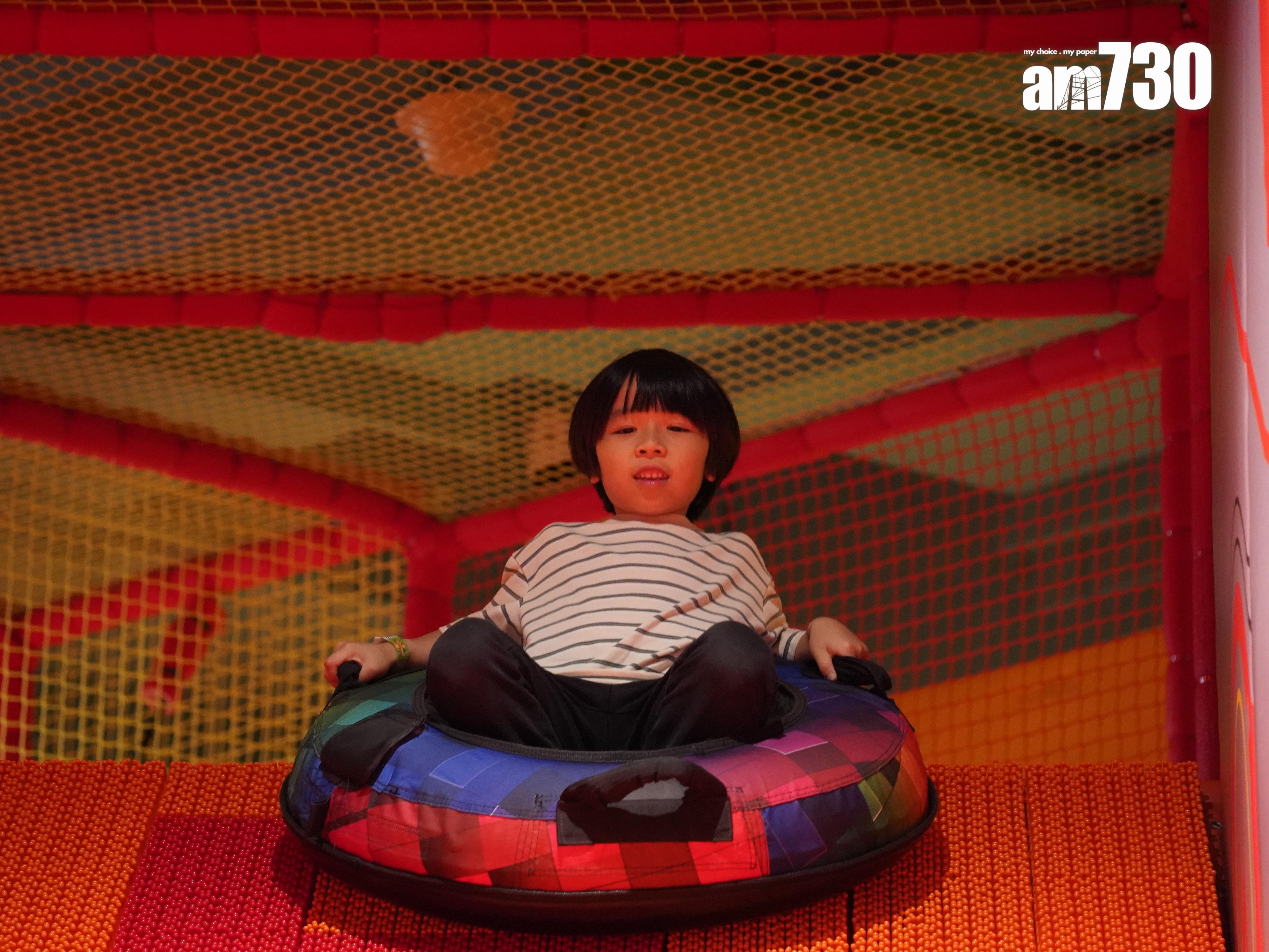 不妨鼓勵小朋友挑戰兩層式滑梯。 (歐迪栢攝)