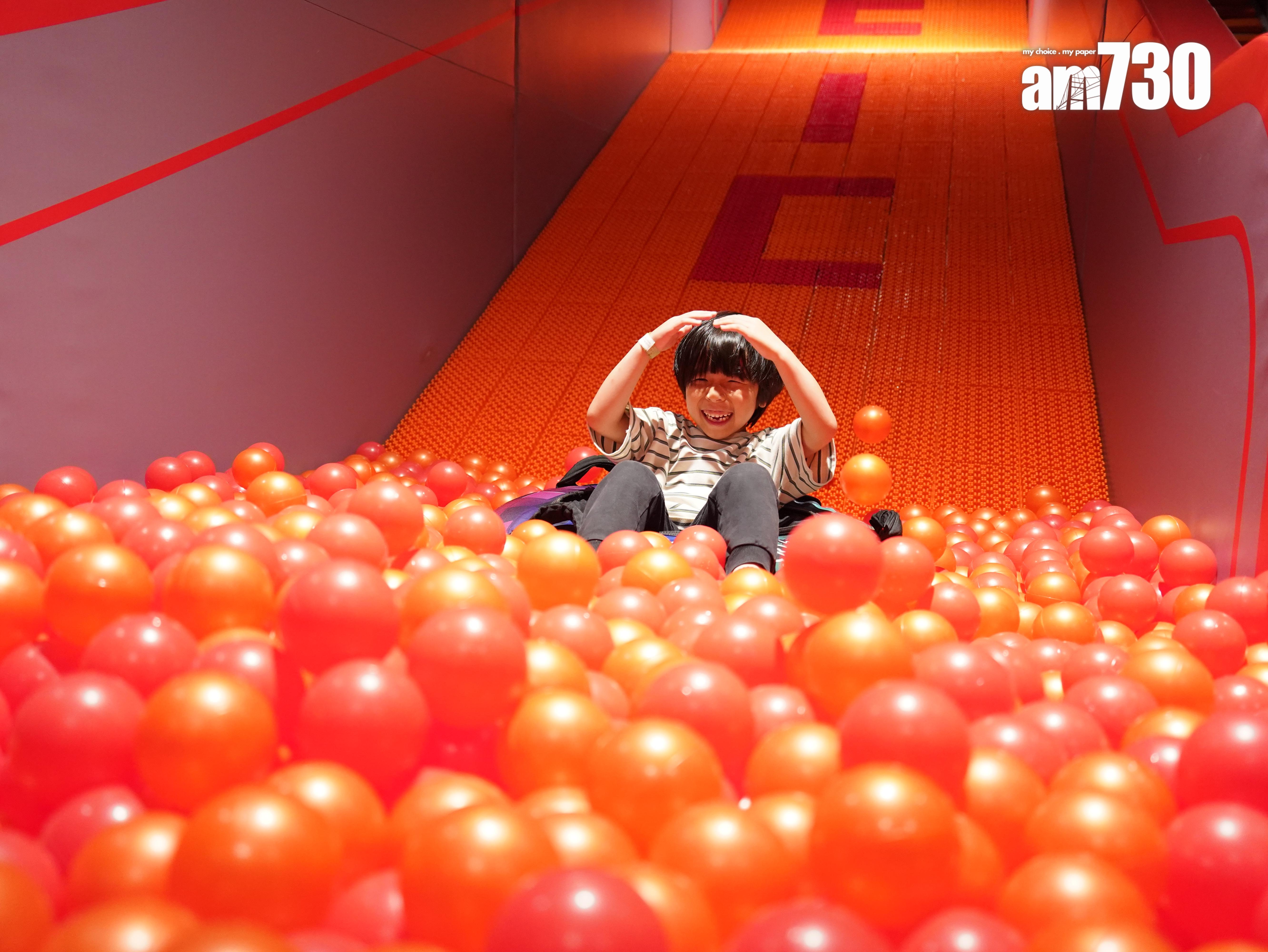 不妨鼓勵小朋友挑戰兩層式滑梯。 (歐迪栢攝)