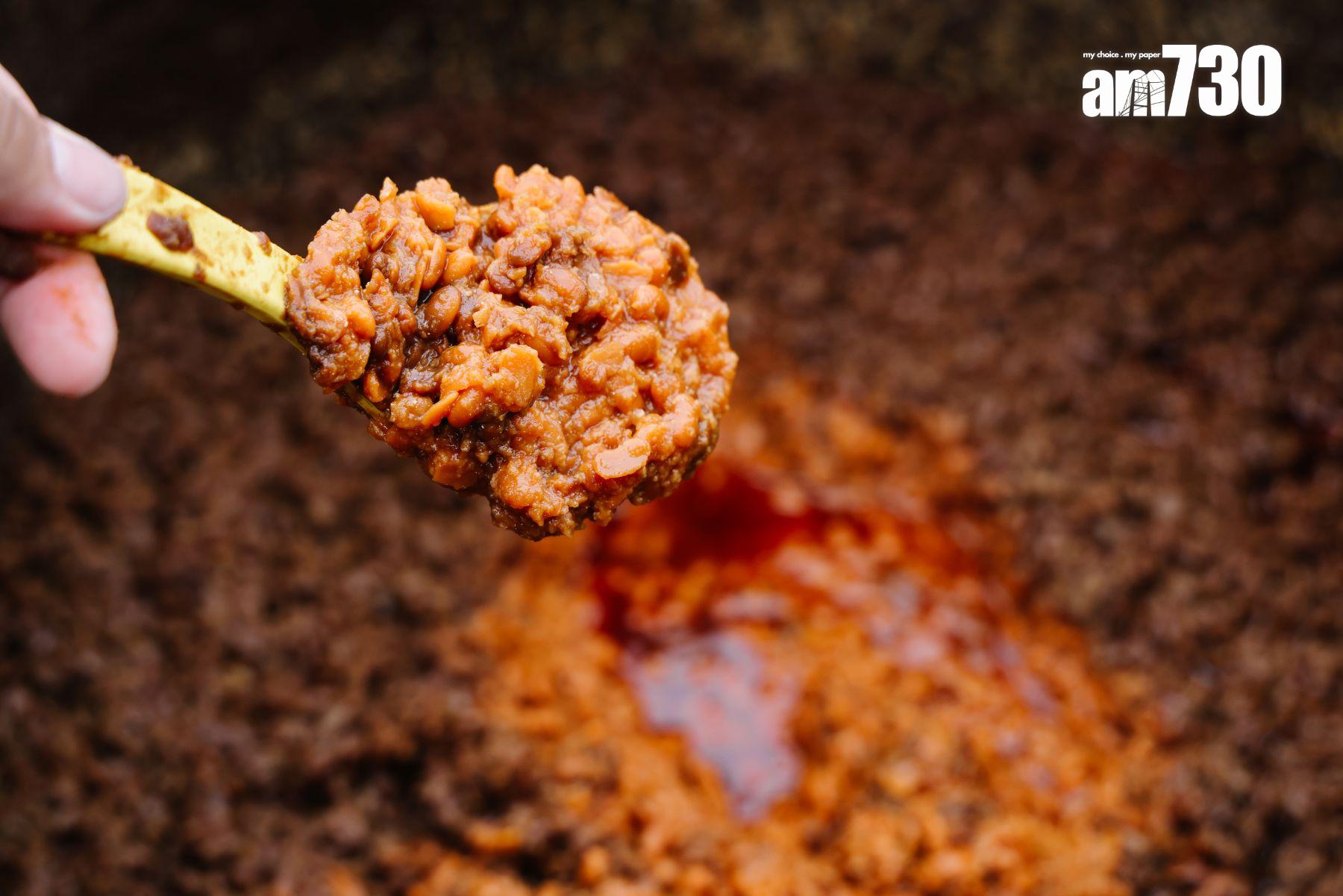 古勞麵豉曬一個月,面頭深色,底金黃色,愈曬得黑愈好味。(攝:吳康琦)