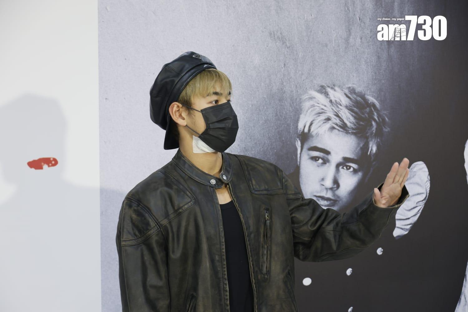 魏浚笙頸上受傷位置貼上紗布入場睇騷。 (林俊源攝)