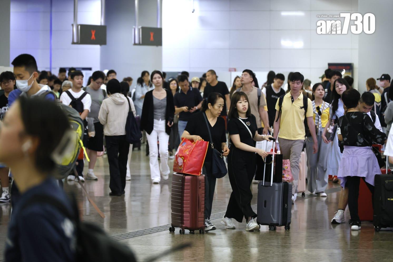 五一黃金周內地旅客快餐店留宿,李家超指香港應歡迎各種旅客