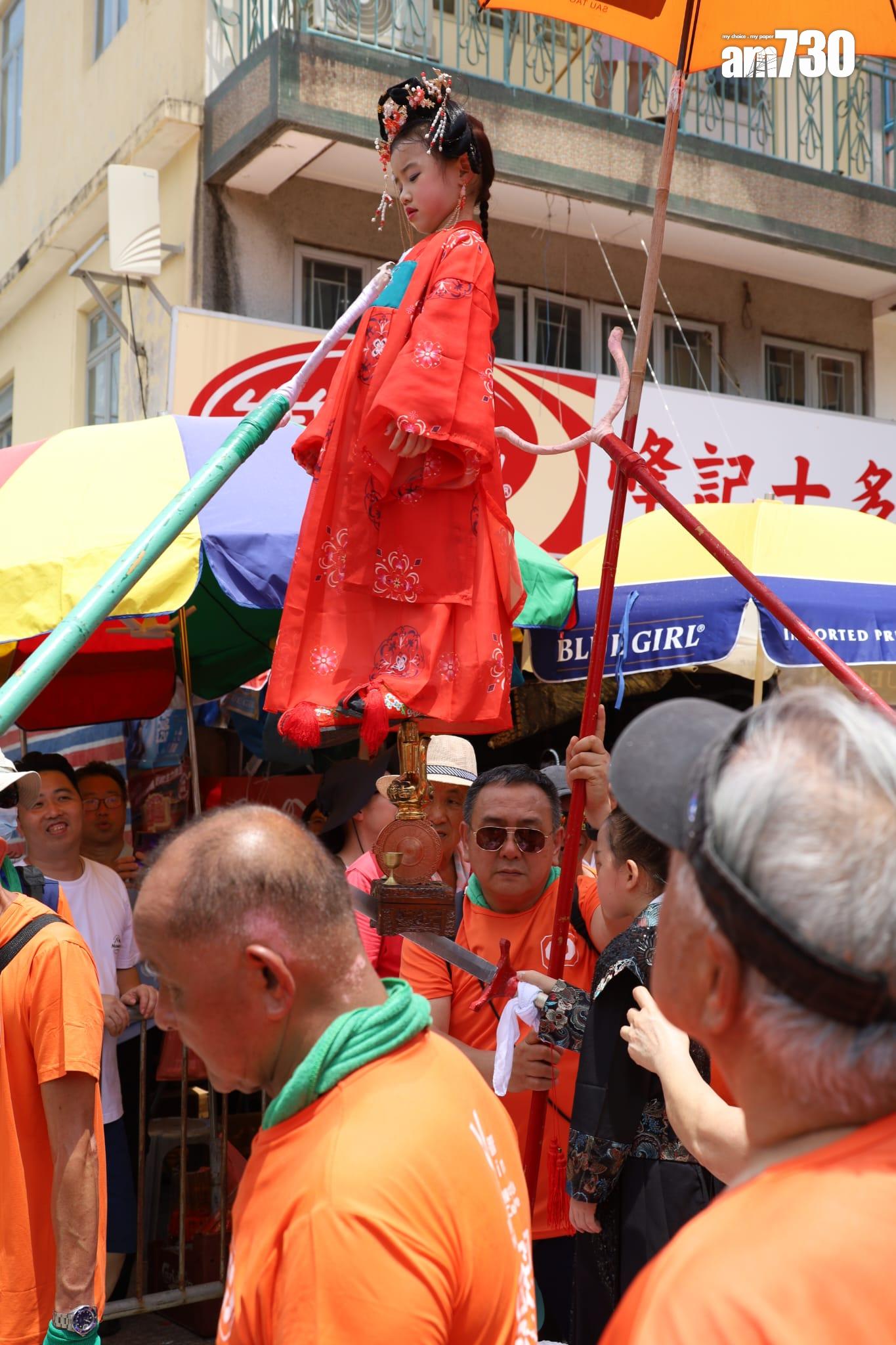 飄色巡遊開始。(鍾式明攝)