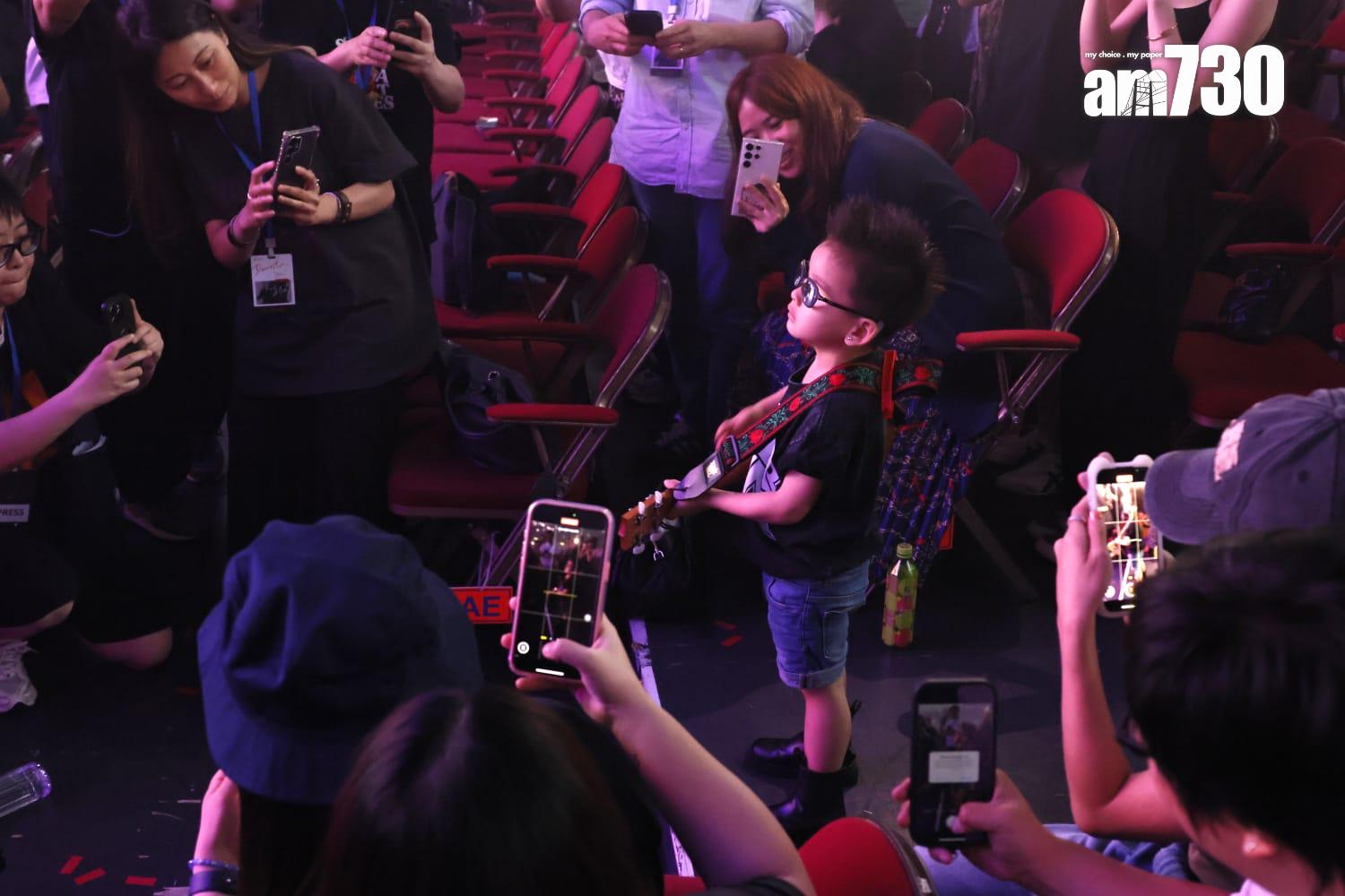 Tim囝囝Tristan帶玩具結他捧場。 (林俊源攝)