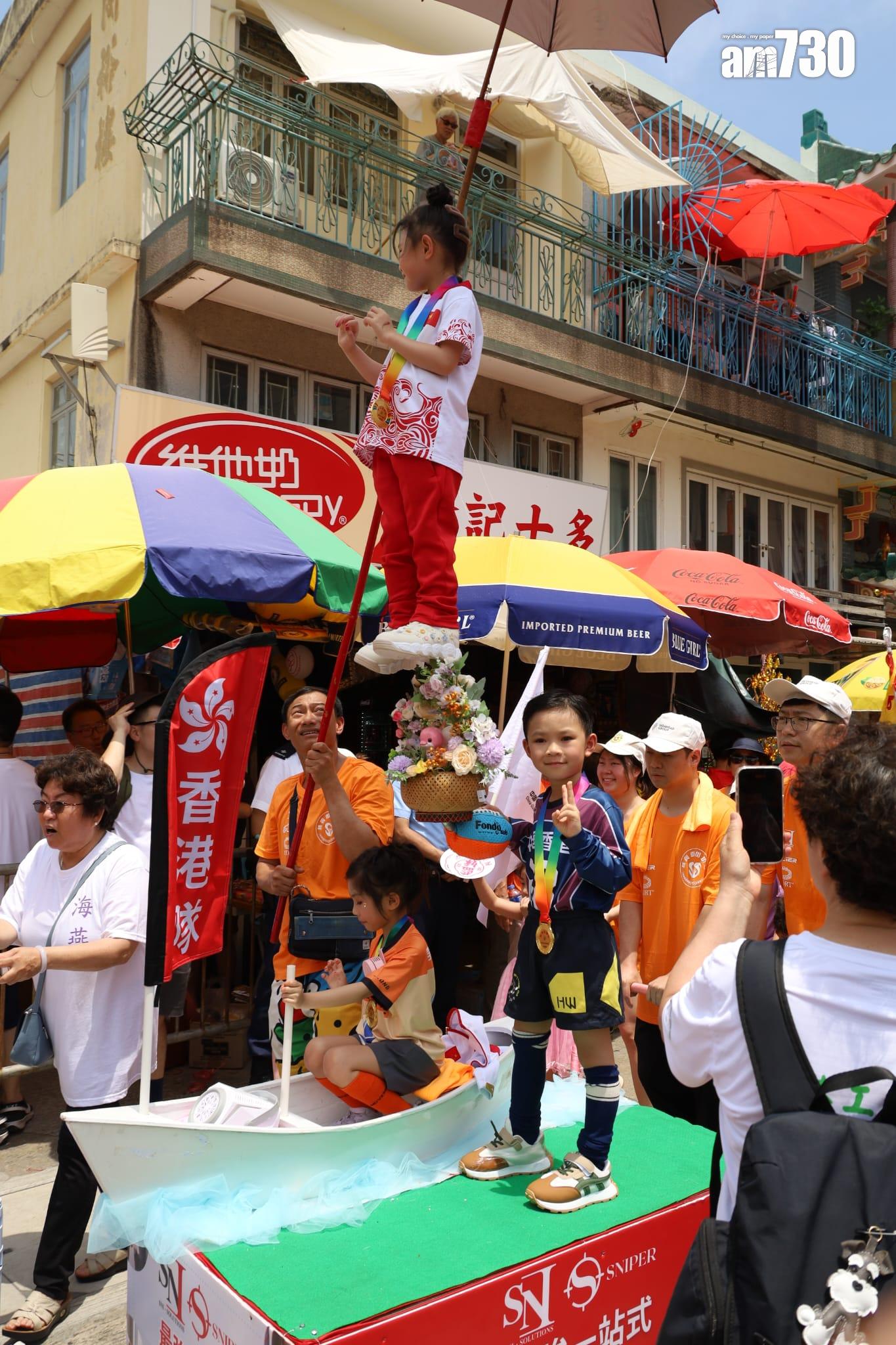 飄色巡遊開始。(鍾式明攝)