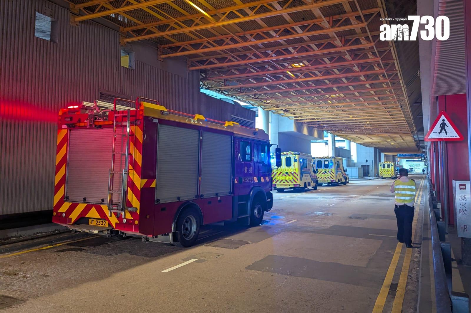 一艘由澳門返香港的噴射飛航客輪在上環信德中心碼頭泊岸時撞向岸邊。(羅庸軒攝)