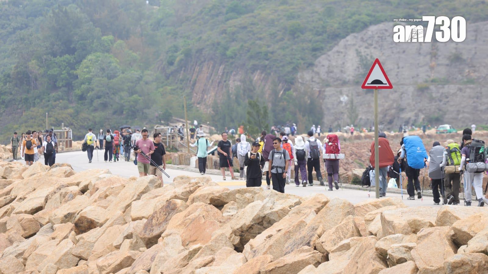 萬宜水庫東壩成為旅客深度遊的熱門地點。(吳康琦攝)