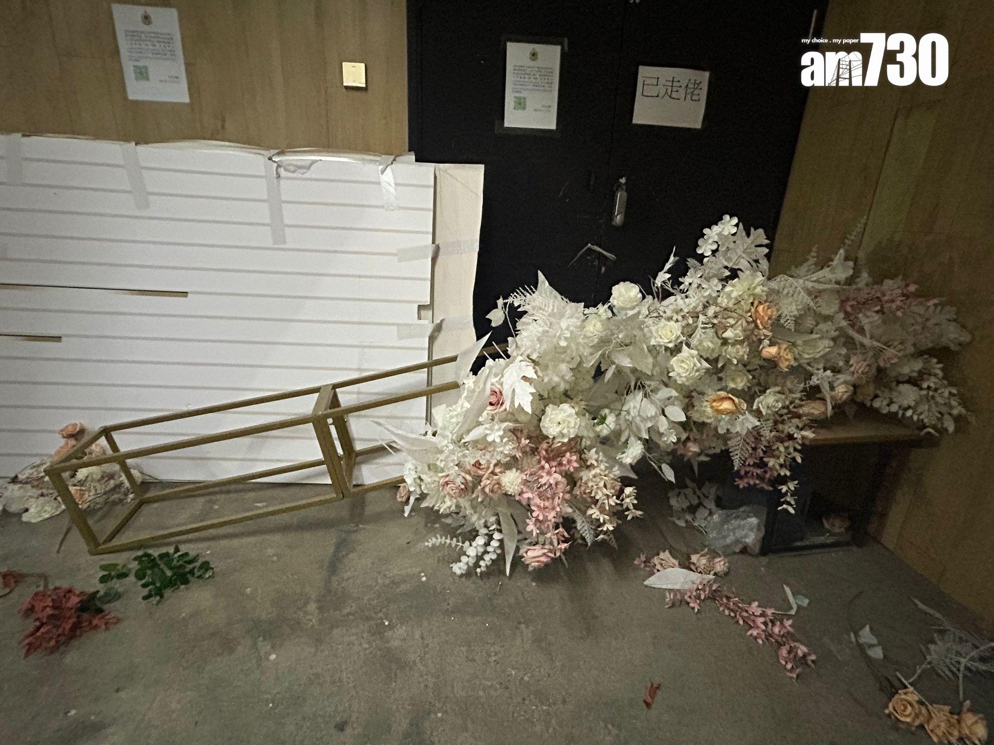 婚禮布置公司PS Wedding懷疑結業,大門上鎖,門外堆放大量雜物,包括一些裝飾板和人造花等,門上貼有海關告示。(朱慧恩攝)