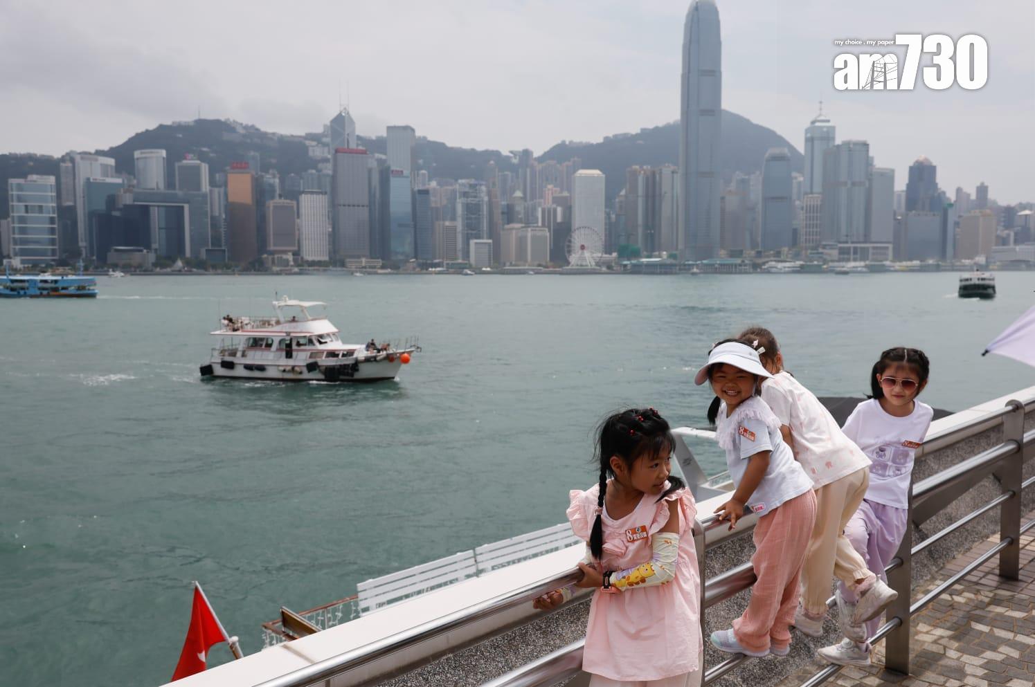 尖沙咀海傍有旅客觀光。(蘇文傑攝)