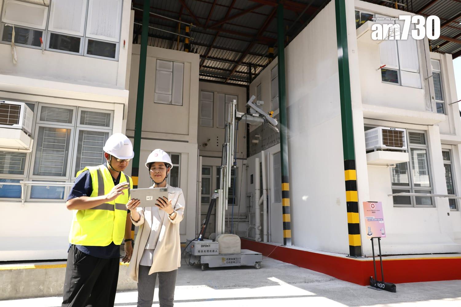 何永賢操作油漆機械人。(林俊源攝)