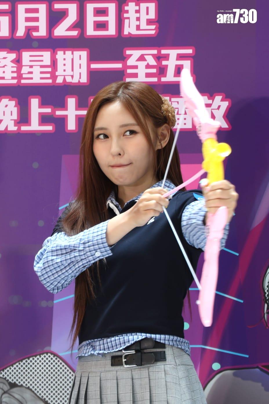 Ivy So大玩射箭遊戲。 (娛樂組攝)