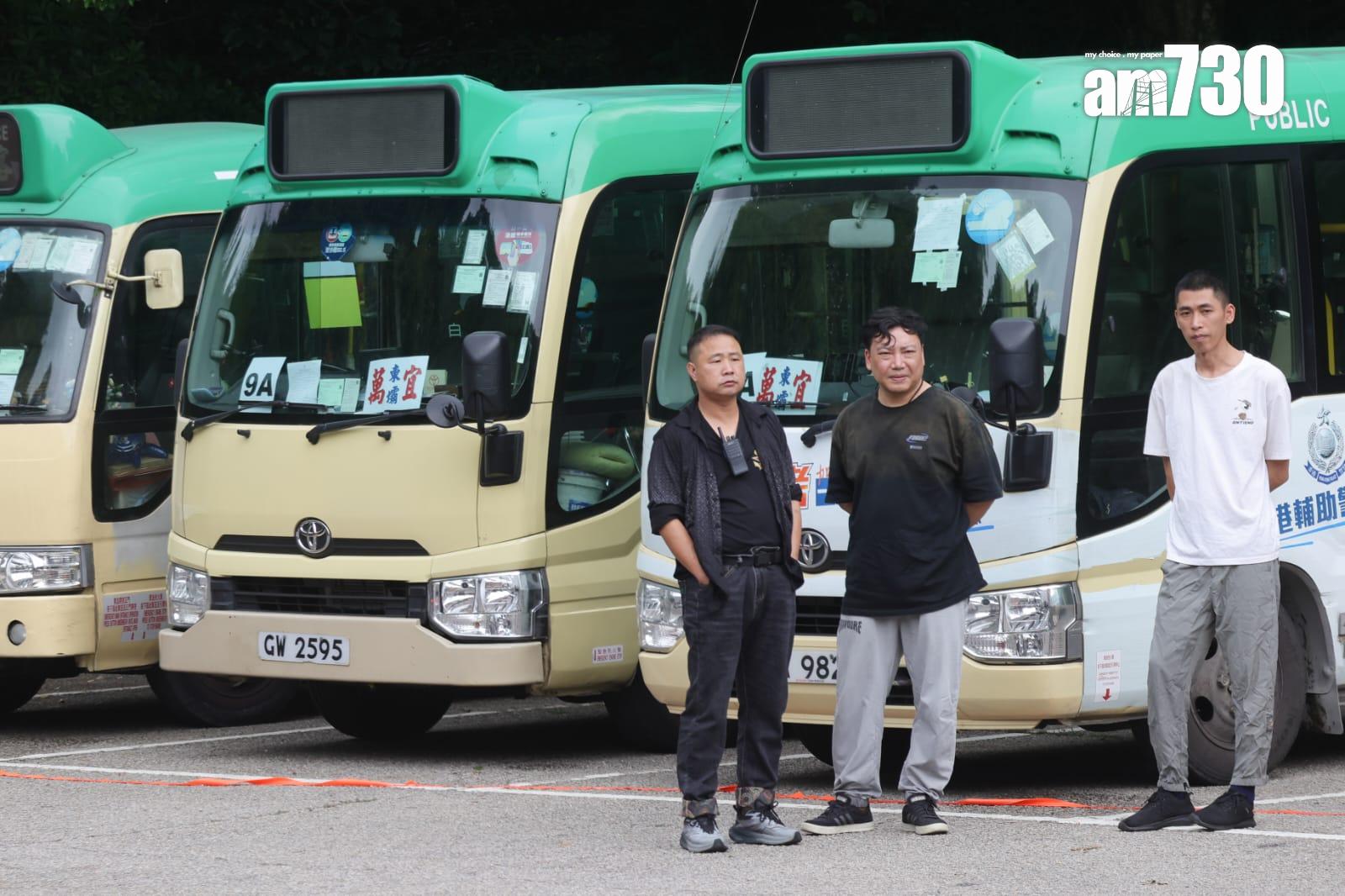 小巴在場候命。(吳康琦攝)