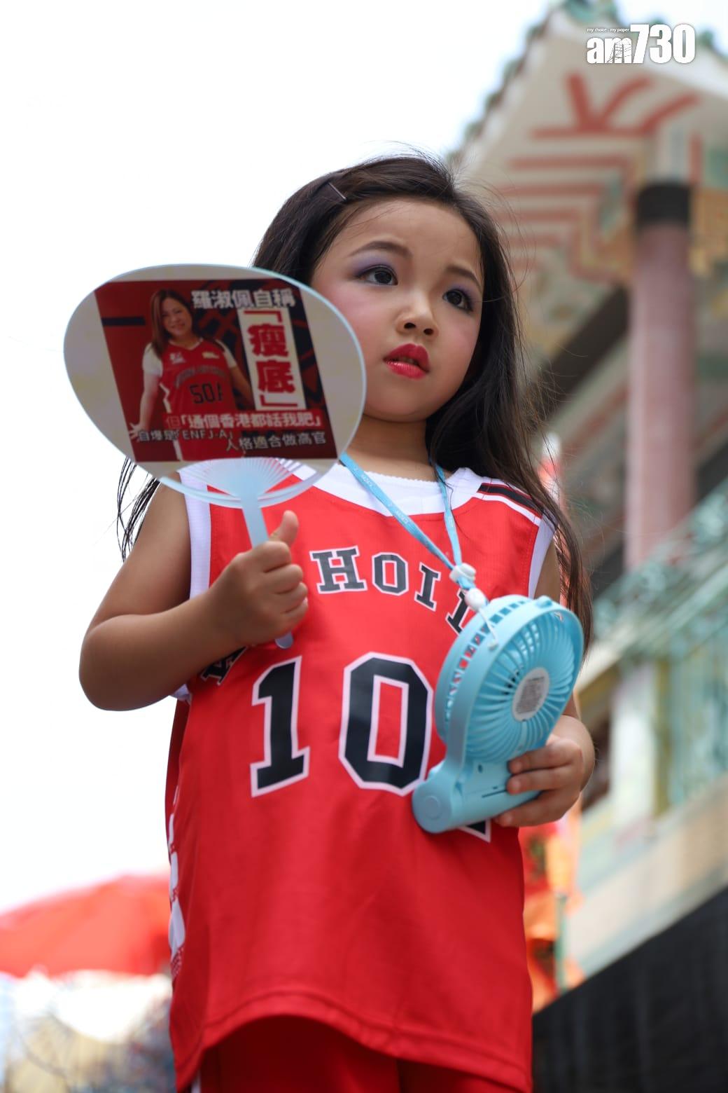 飄色巡遊開始。(鍾式明攝)