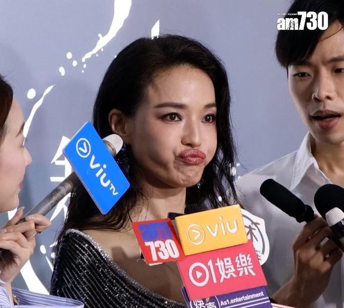 舒淇受訪時又嘟出性感金魚嘴。 (林俊源攝)