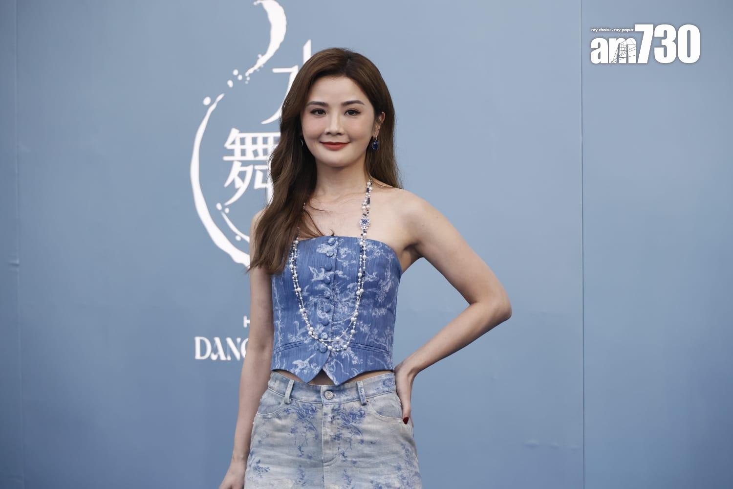 阿Sa以一身藍色牛仔長裙look現身。 (林俊源攝)