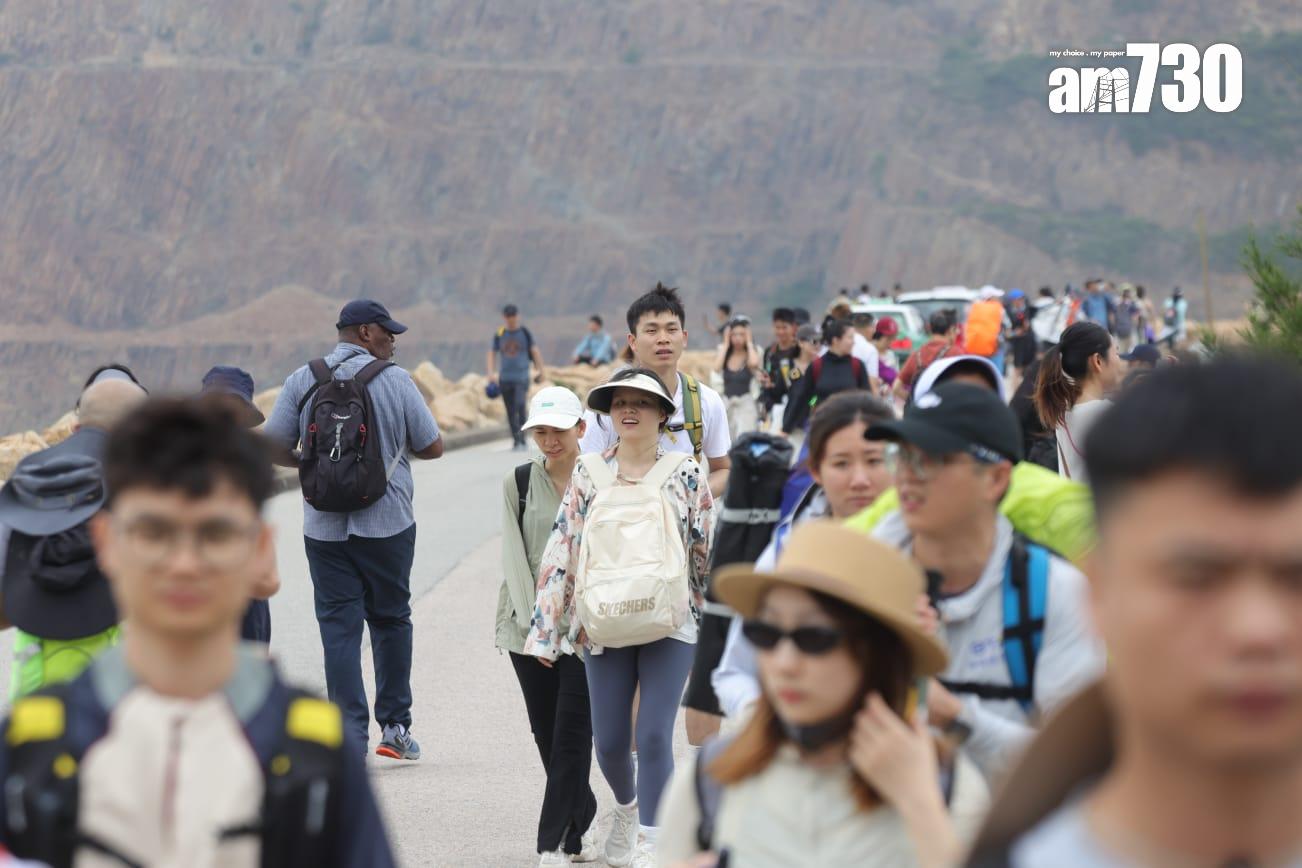 萬宜水庫東壩成為旅客深度遊的熱門地點。(吳康琦攝)