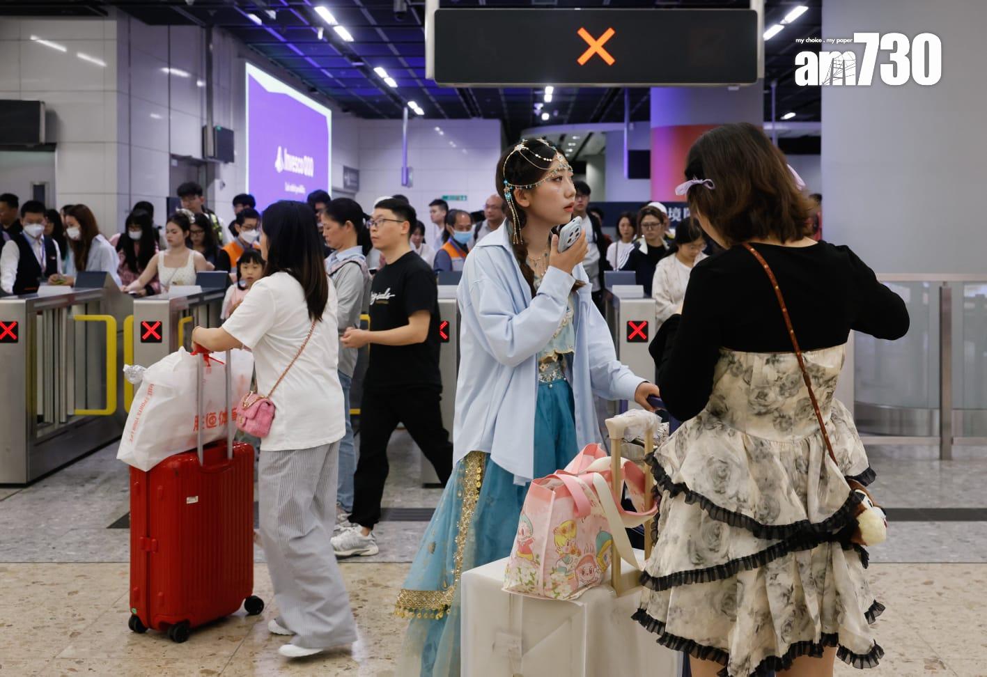 高鐵西龍站有不少旅客。(蘇文傑攝)