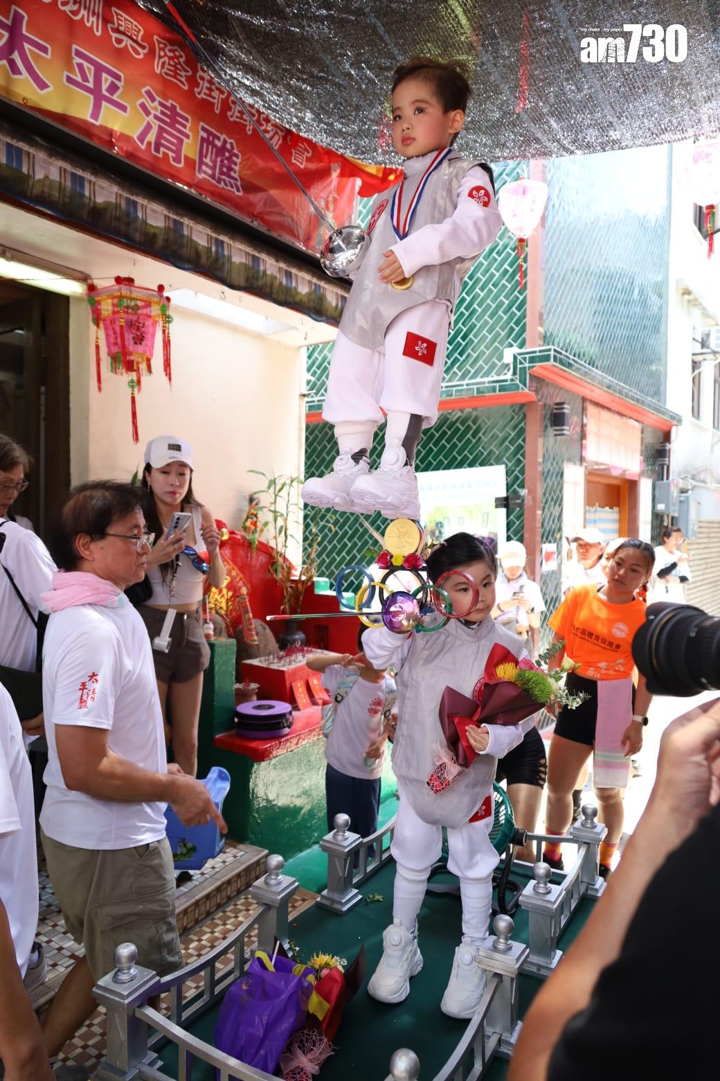 飄色巡遊於下午1時30分開始。(鍾式明攝)