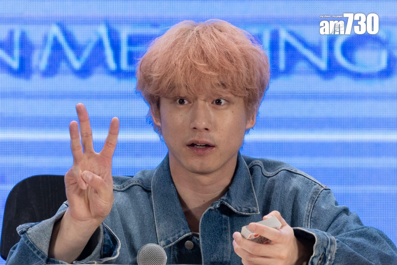 坂口健太郎用啤牌表演小魔術。(蘇文傑攝)