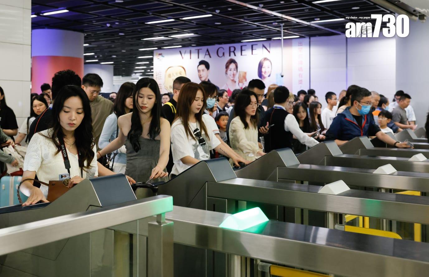 高鐵西龍站有不少旅客。(蘇文傑攝)