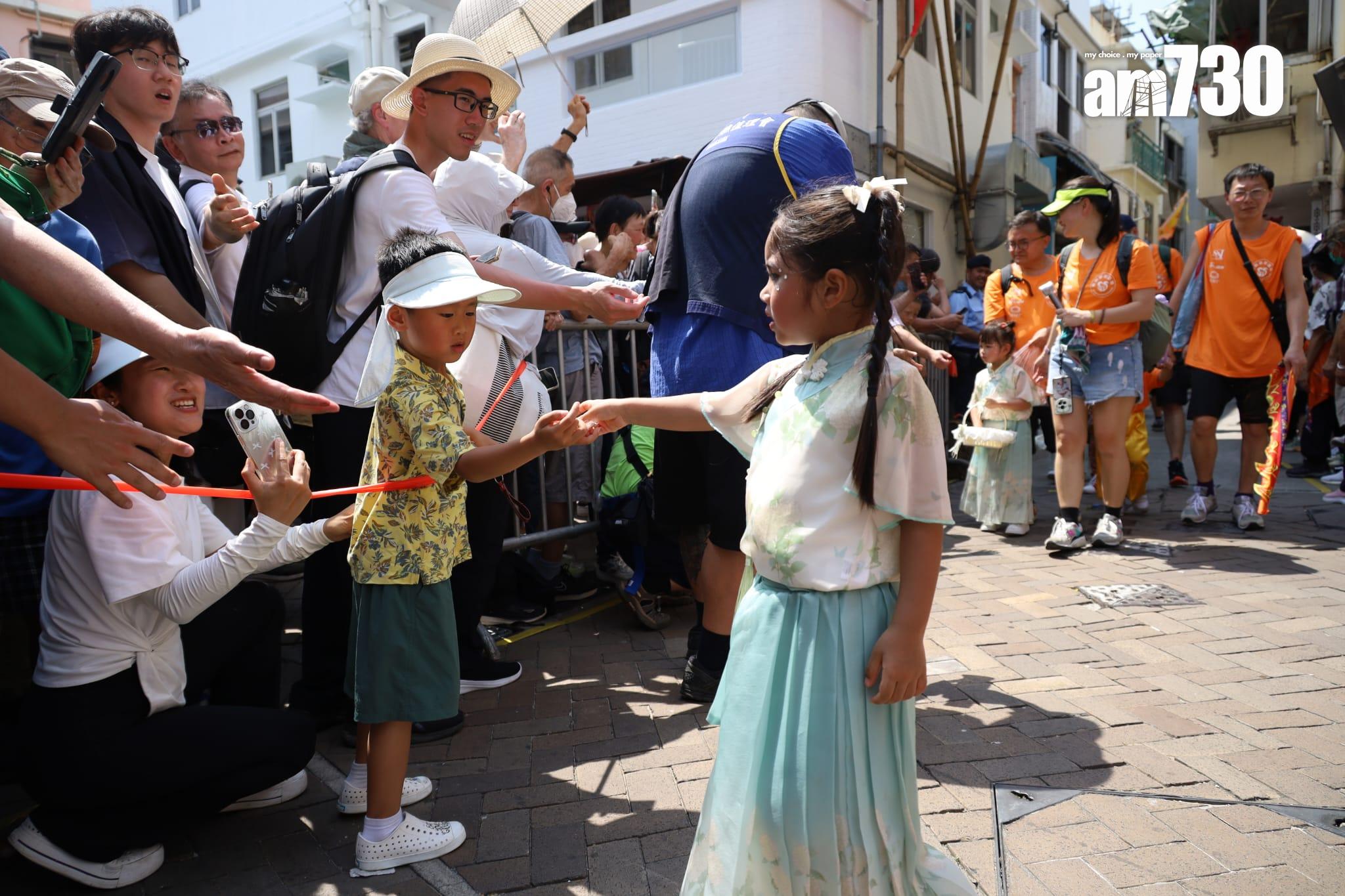飄色巡遊。(鍾式明攝)