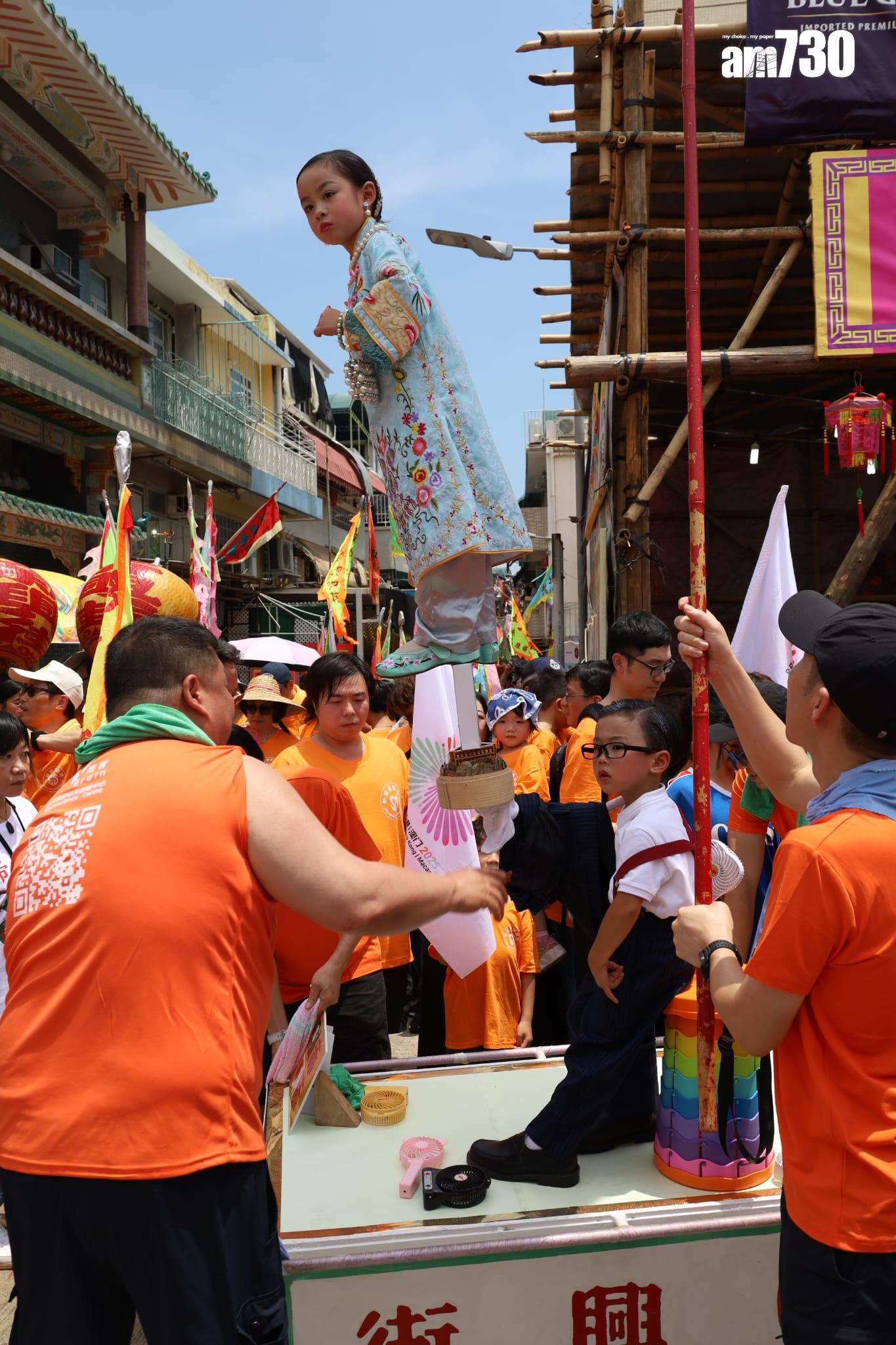 飄色巡遊開始。(鍾式明攝)