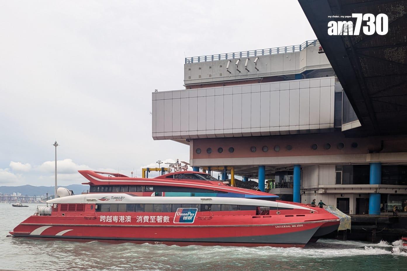一艘由澳門返香港的噴射飛航客輪在上環信德中心碼頭泊岸時撞向岸邊。(羅庸軒攝)