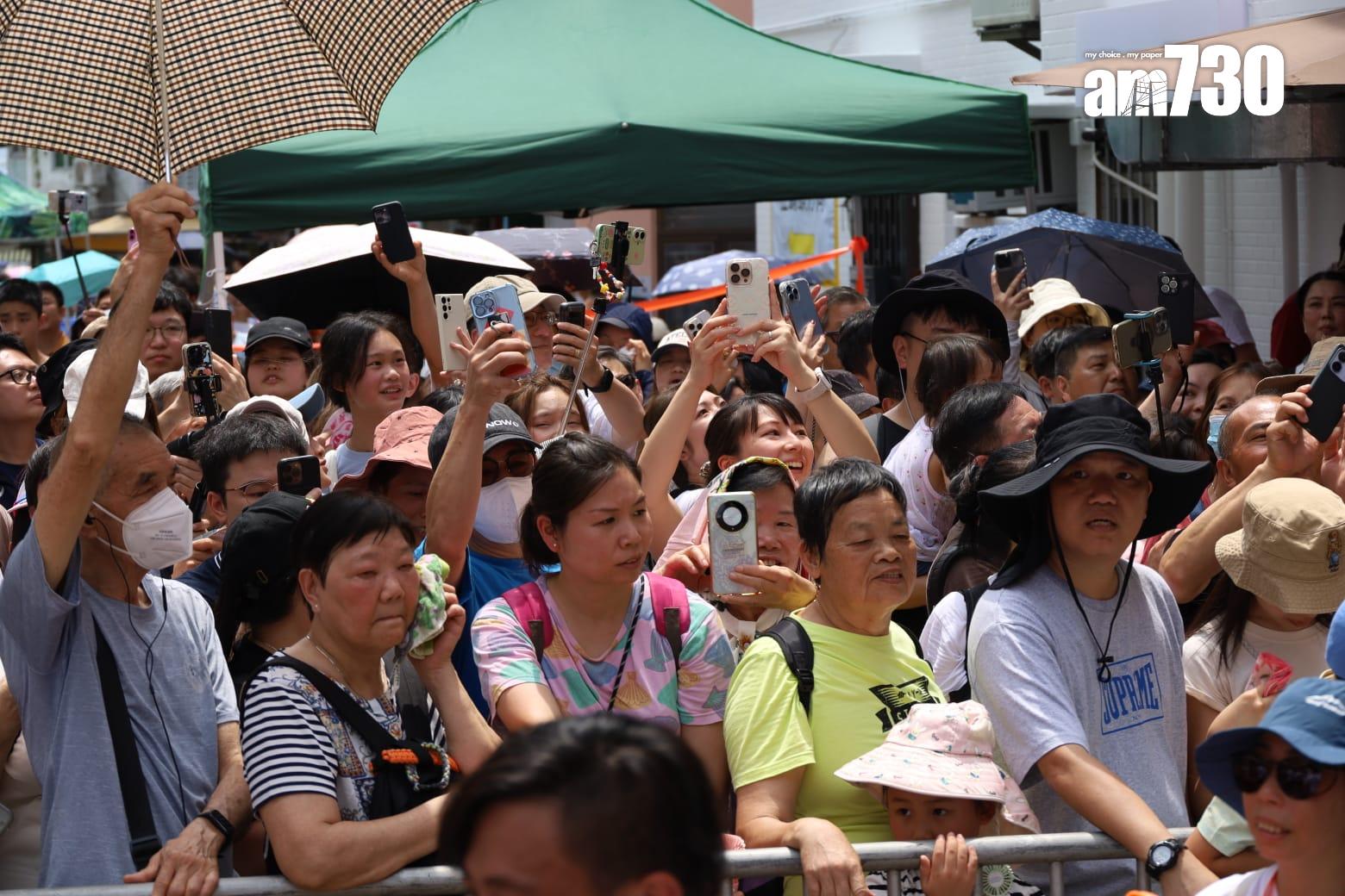 大批市民觀看。(鍾式明攝)