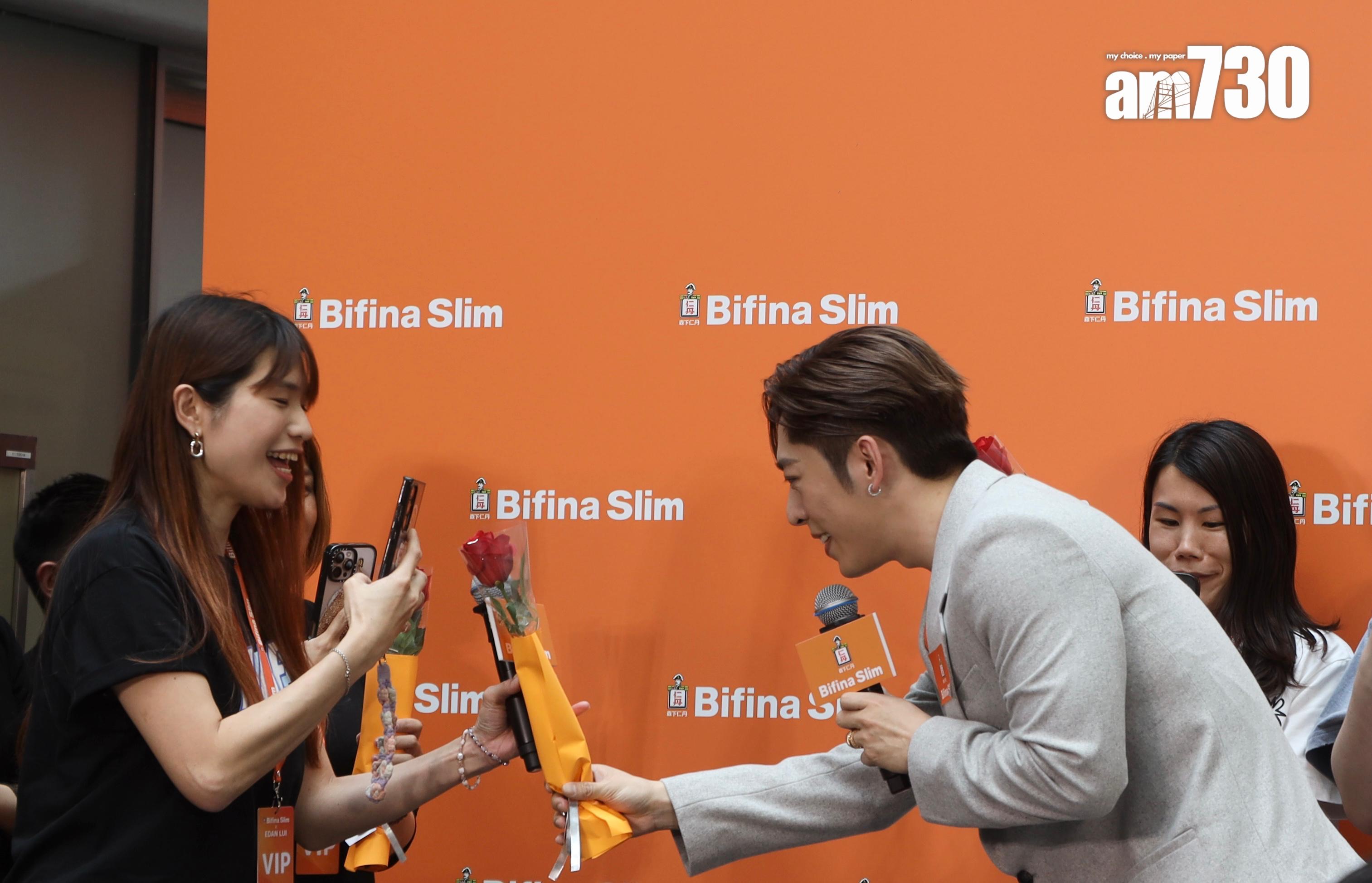 Edan向台上的爵屎們送上玫瑰花。