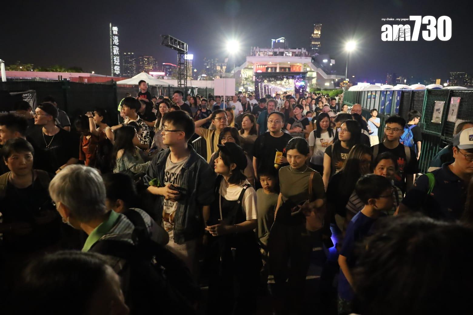 旅發局非遺節慶無人機表演,大批市民及遊客到場觀賞。(鍾式明攝)