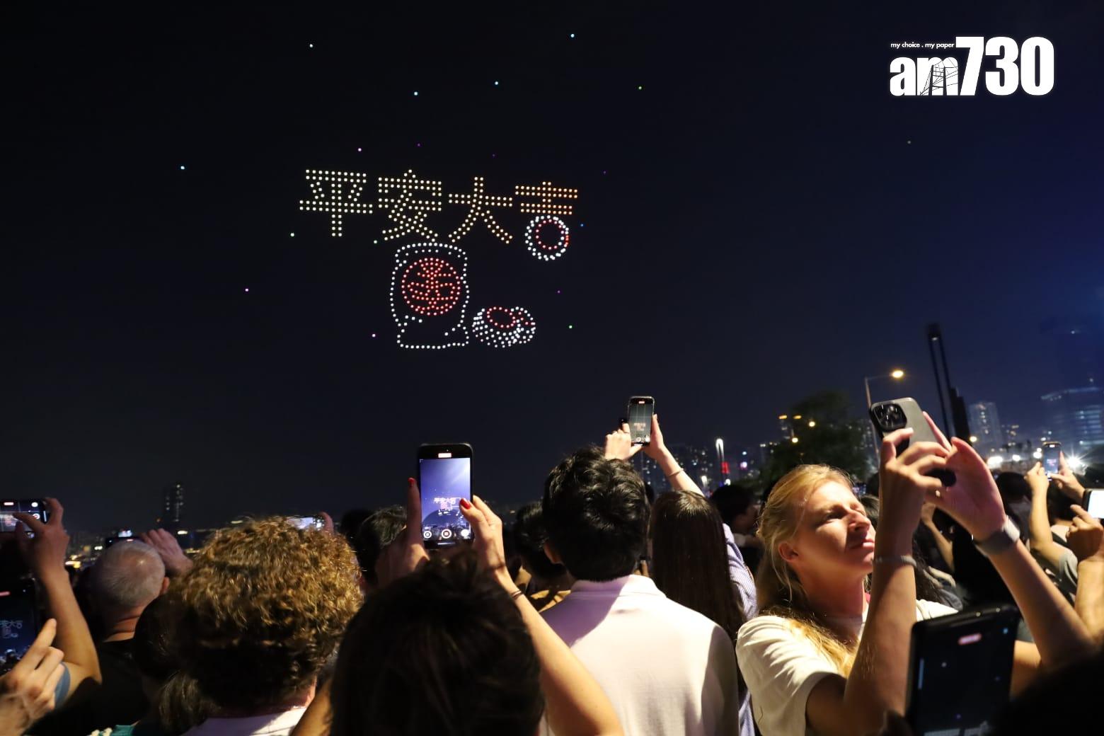 旅發局非遺節慶無人機表演,大批市民及遊客到場觀賞。(鍾式明攝)