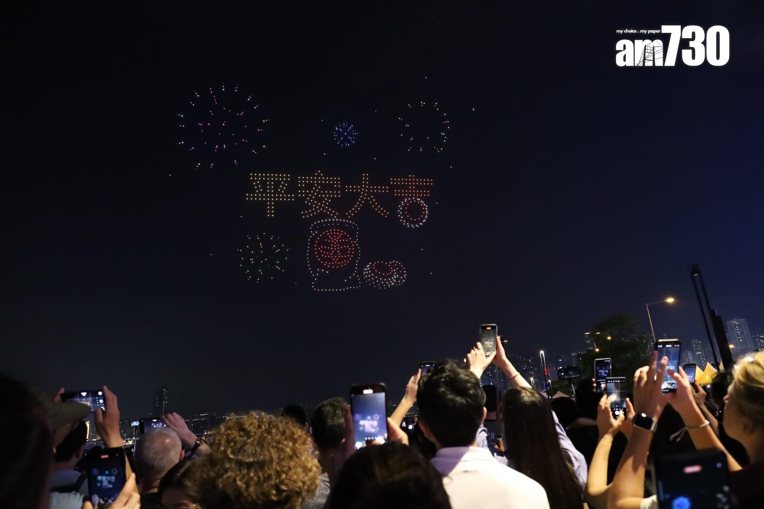 旅發局非遺節慶無人機表演,大批市民及遊客到場觀賞。(鍾式明攝)