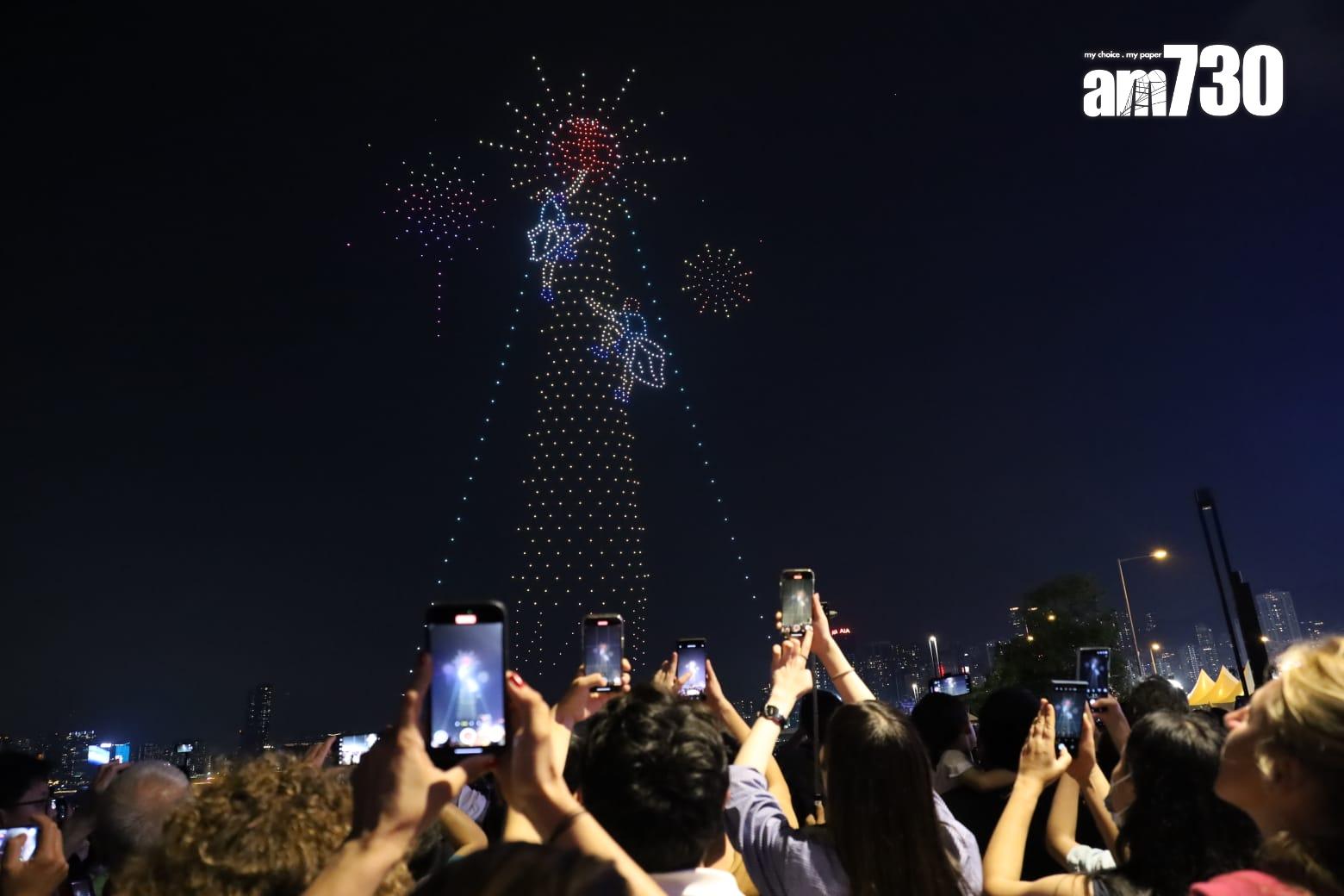 旅發局非遺節慶無人機表演,大批市民及遊客到場觀賞。(鍾式明攝)