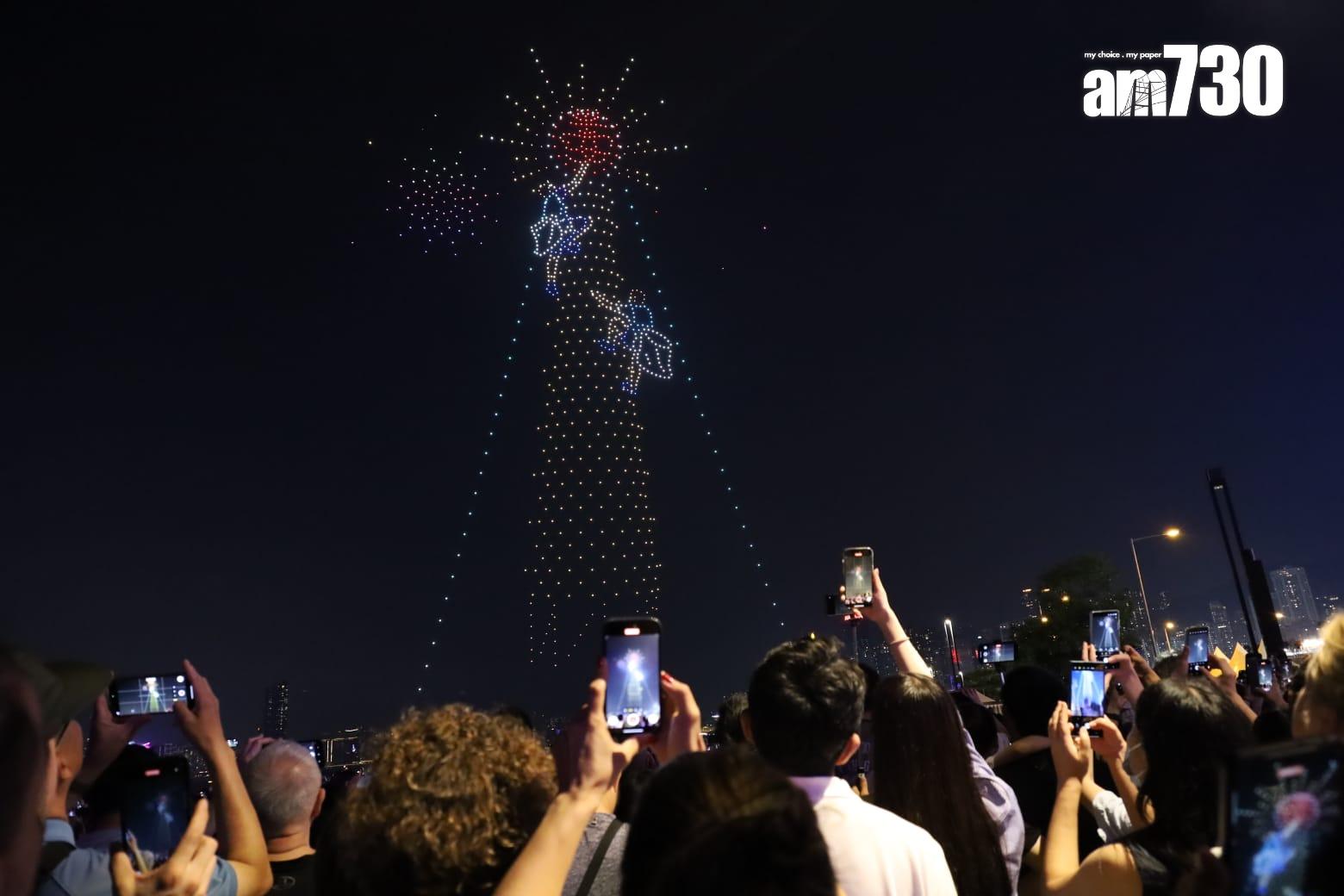 旅發局非遺節慶無人機表演,大批市民及遊客到場觀賞。(鍾式明攝)