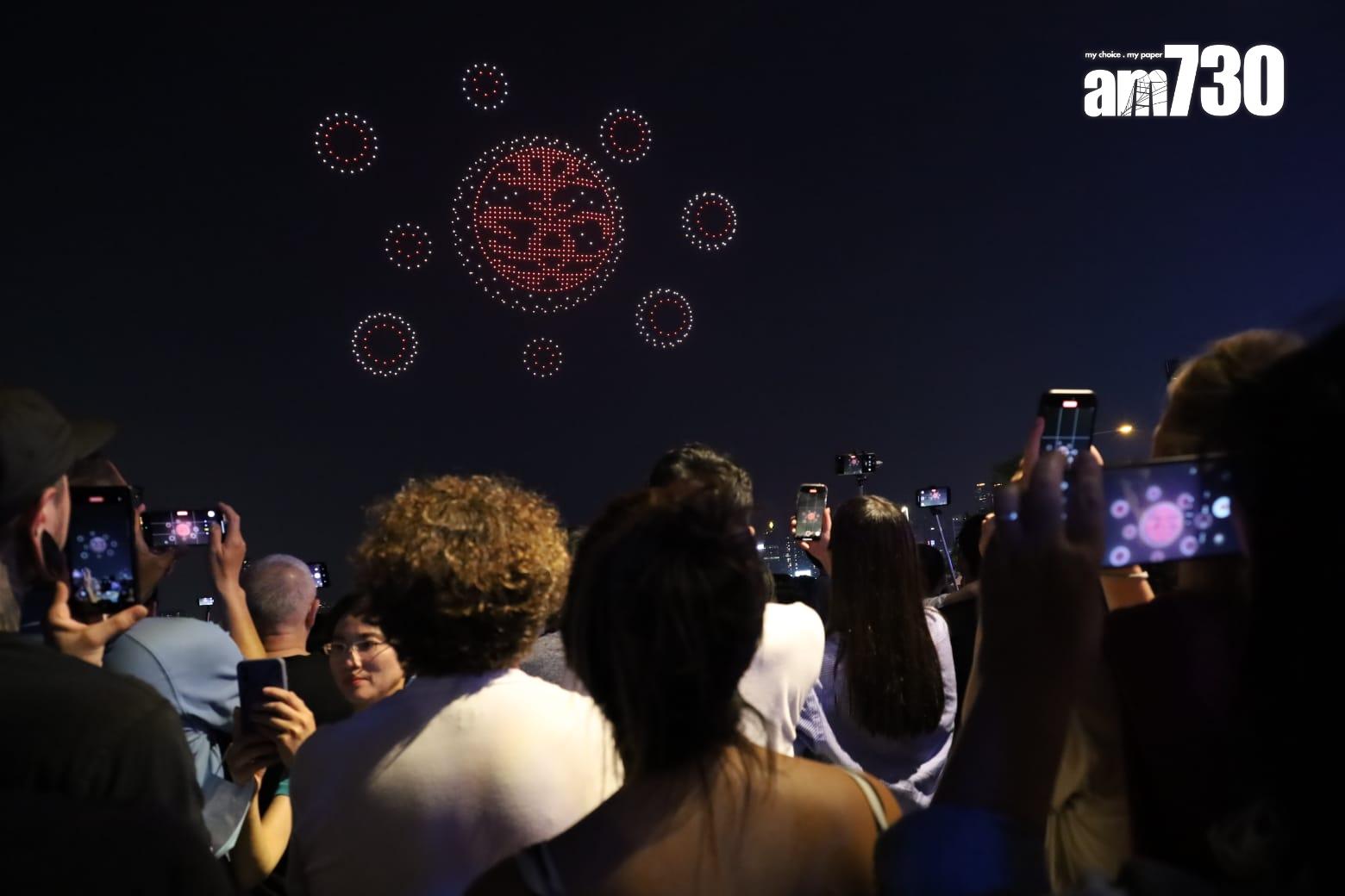 旅發局非遺節慶無人機表演,大批市民及遊客到場觀賞。(鍾式明攝)