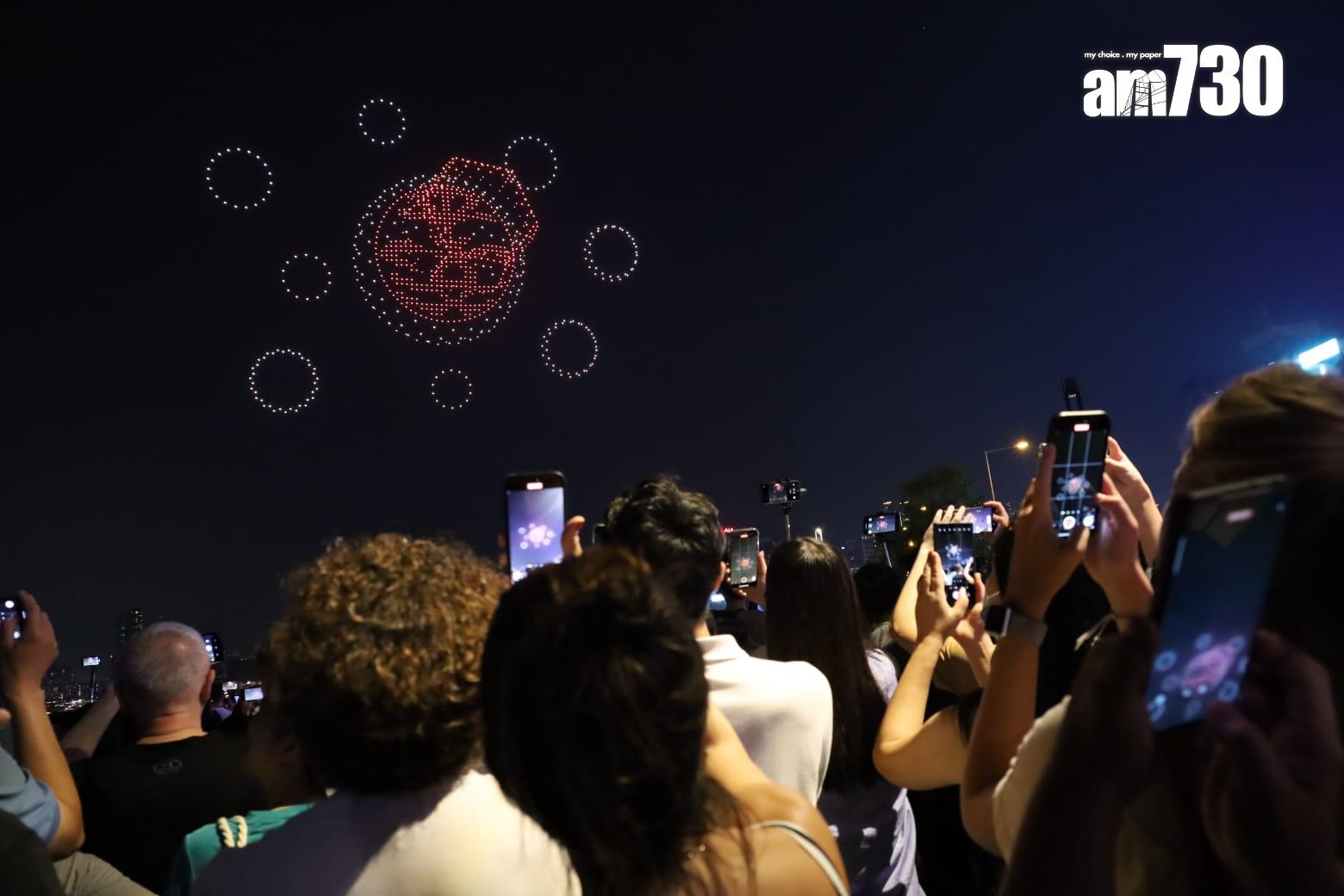 旅發局非遺節慶無人機表演,大批市民及遊客到場觀賞。(鍾式明攝)