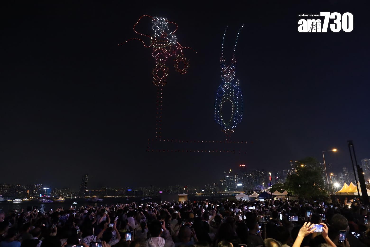 旅發局非遺節慶無人機表演,大批市民及遊客到場觀賞。(鍾式明攝)