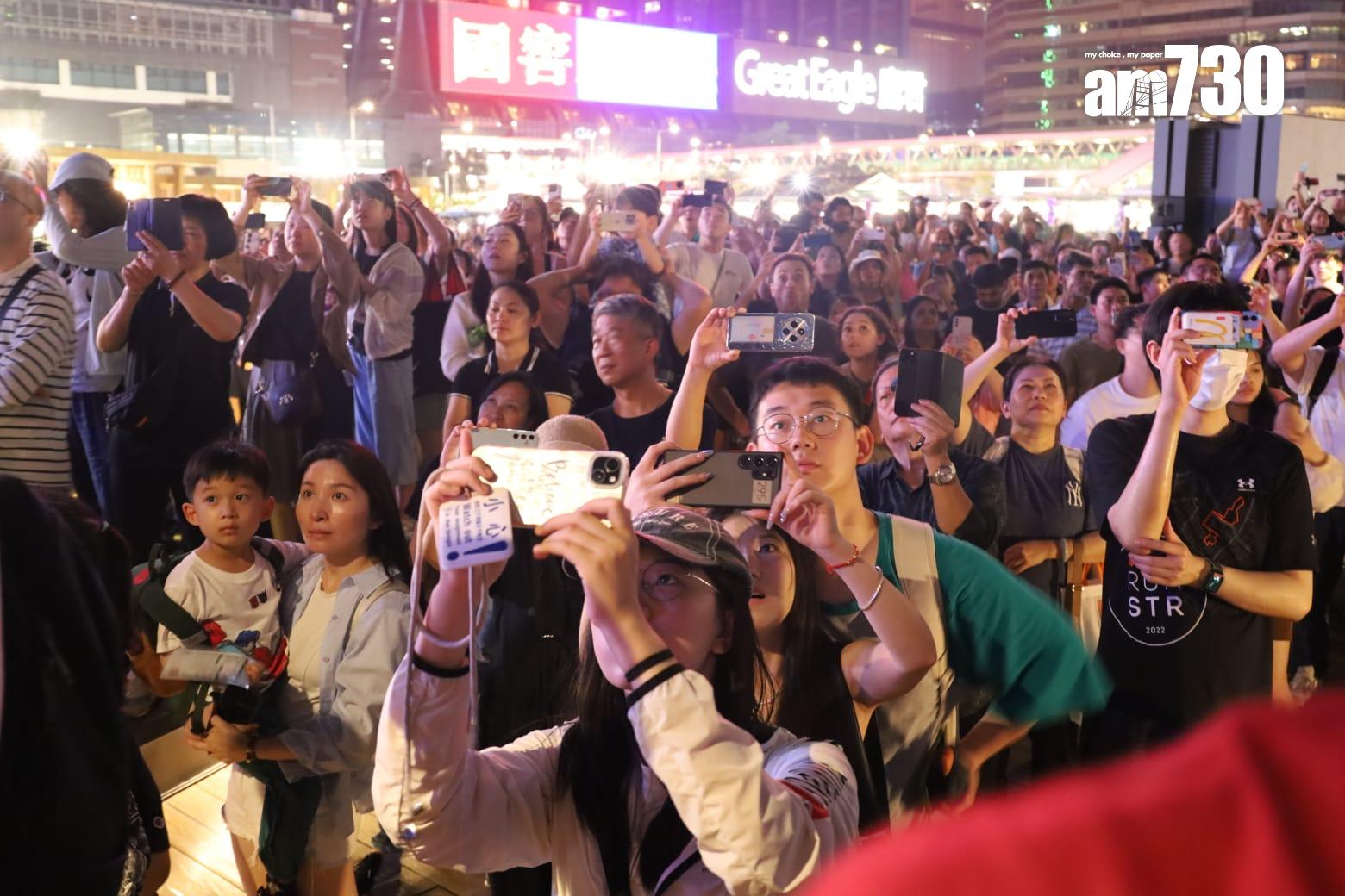 旅發局非遺節慶無人機表演,大批市民及遊客到場觀賞。(鍾式明攝)