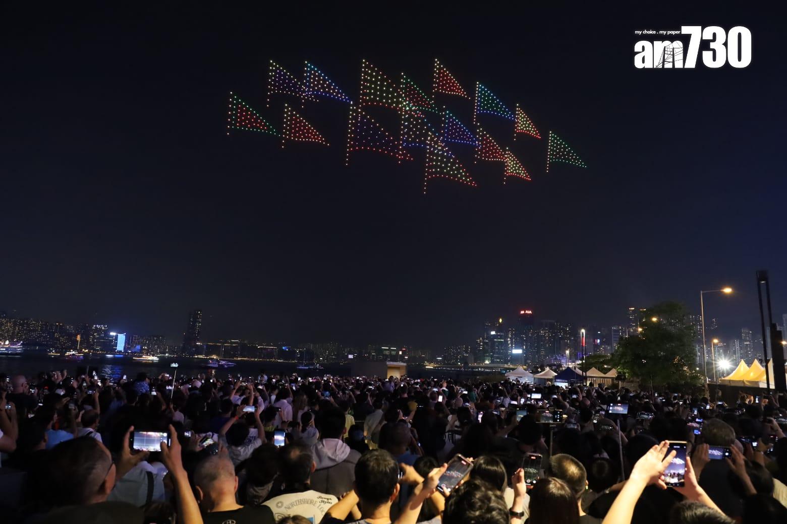 旅發局非遺節慶無人機表演,大批市民及遊客到場觀賞。(鍾式明攝)