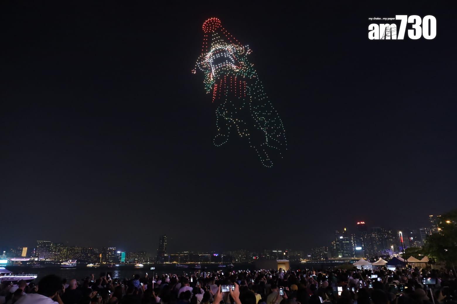 旅發局非遺節慶無人機表演,大批市民及遊客到場觀賞。(鍾式明攝)