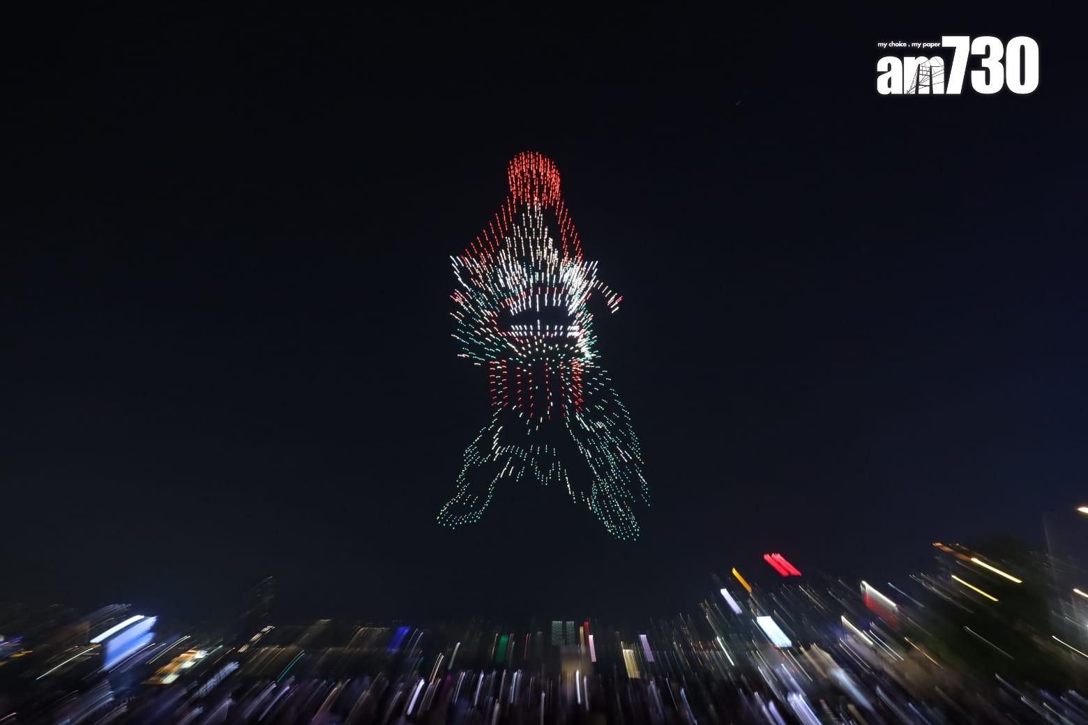 旅發局非遺節慶無人機表演,大批市民及遊客到場觀賞。(鍾式明攝)