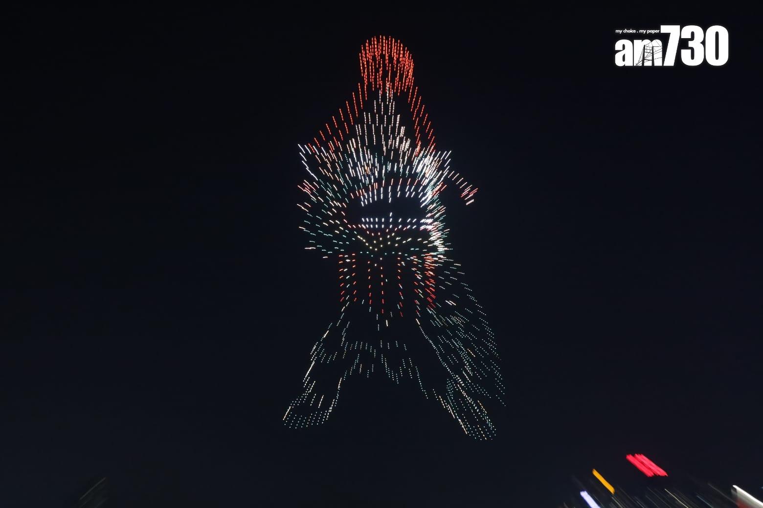 旅發局非遺節慶無人機表演,大批市民及遊客到場觀賞。(鍾式明攝)